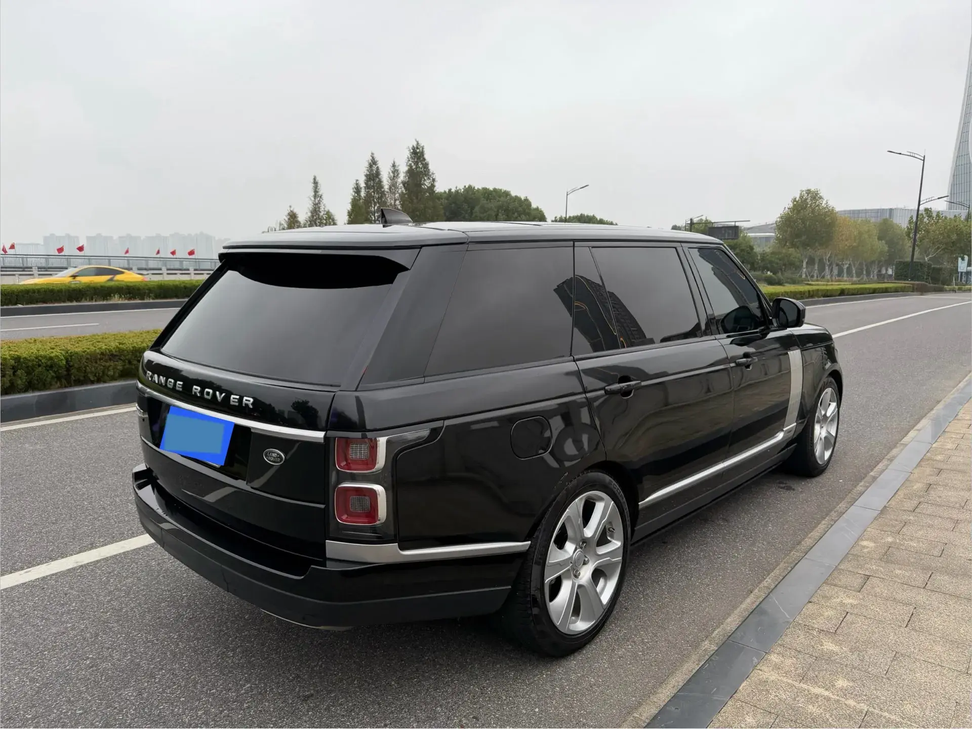 2020 LAND ROVER thumbnail 3