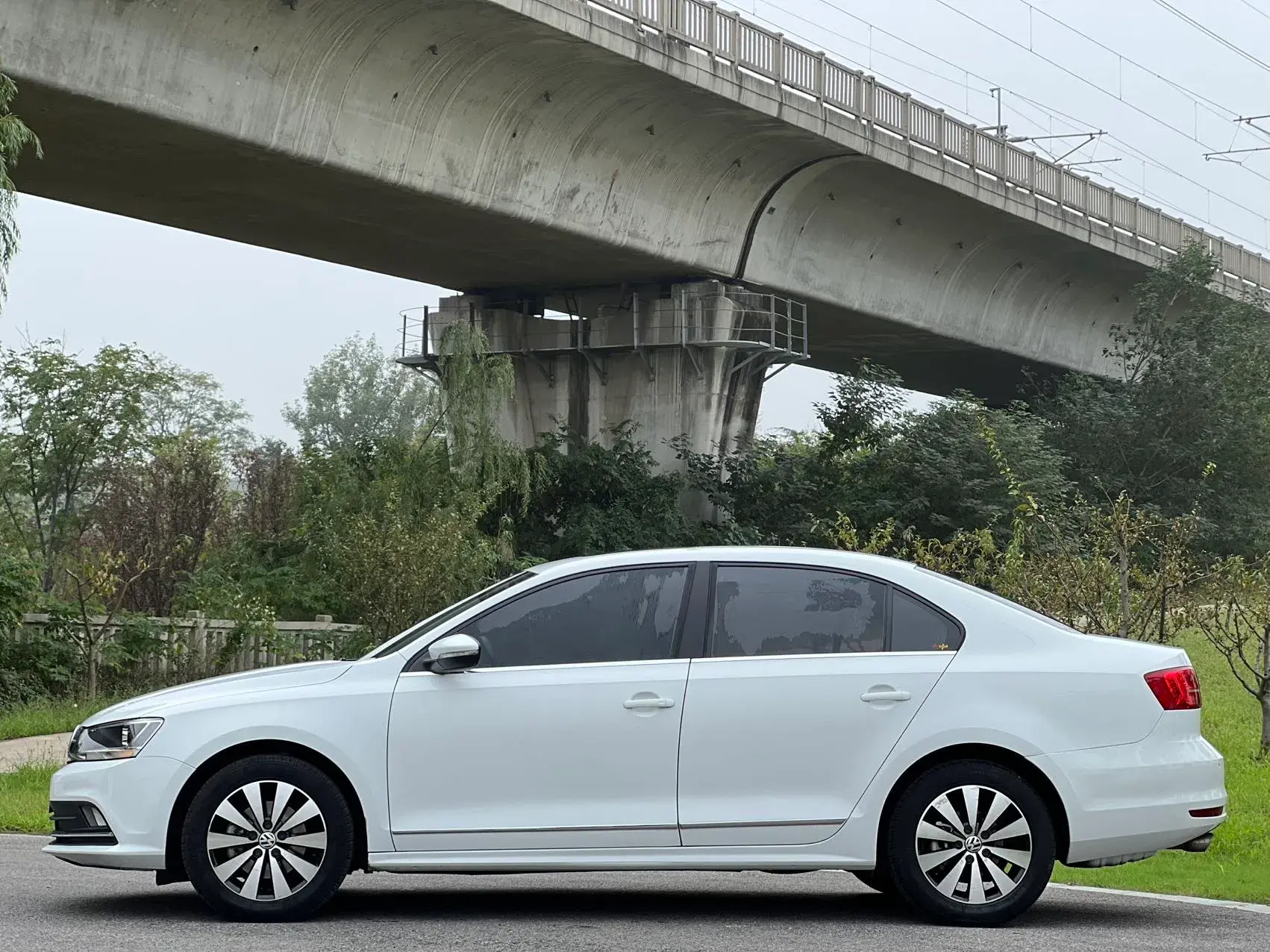 2018 VOLKSWAGEN SAGITAR thumbnail 4