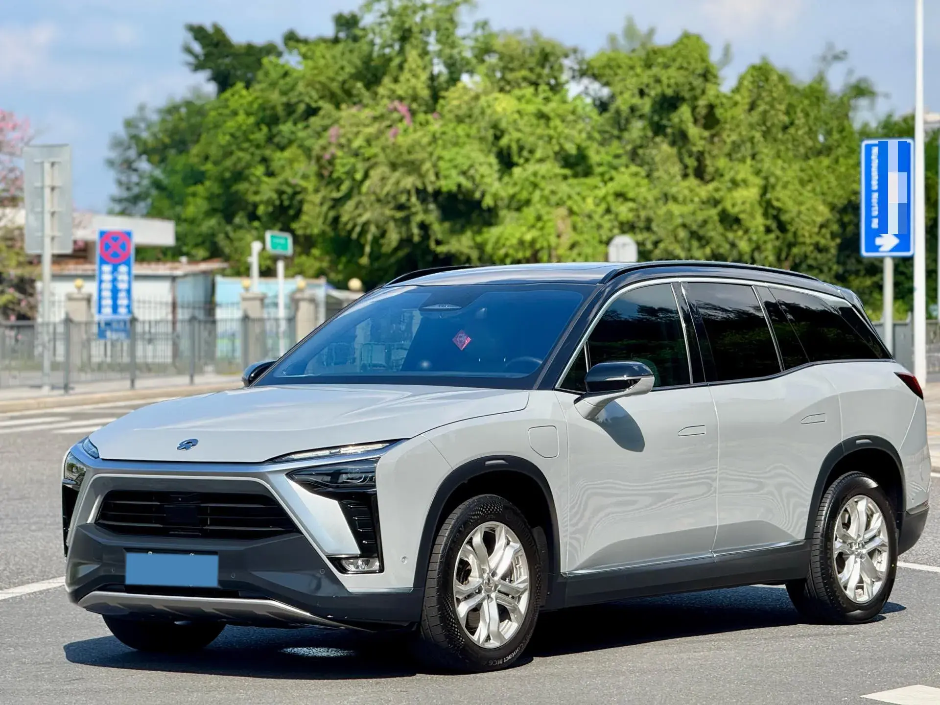 2022 NIO ES8 view 1