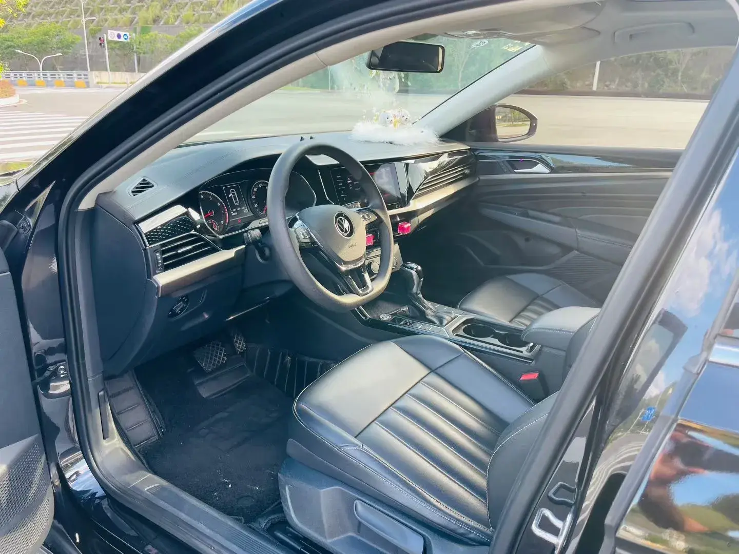 2021 VOLKSWAGEN PASSAT thumbnail 4