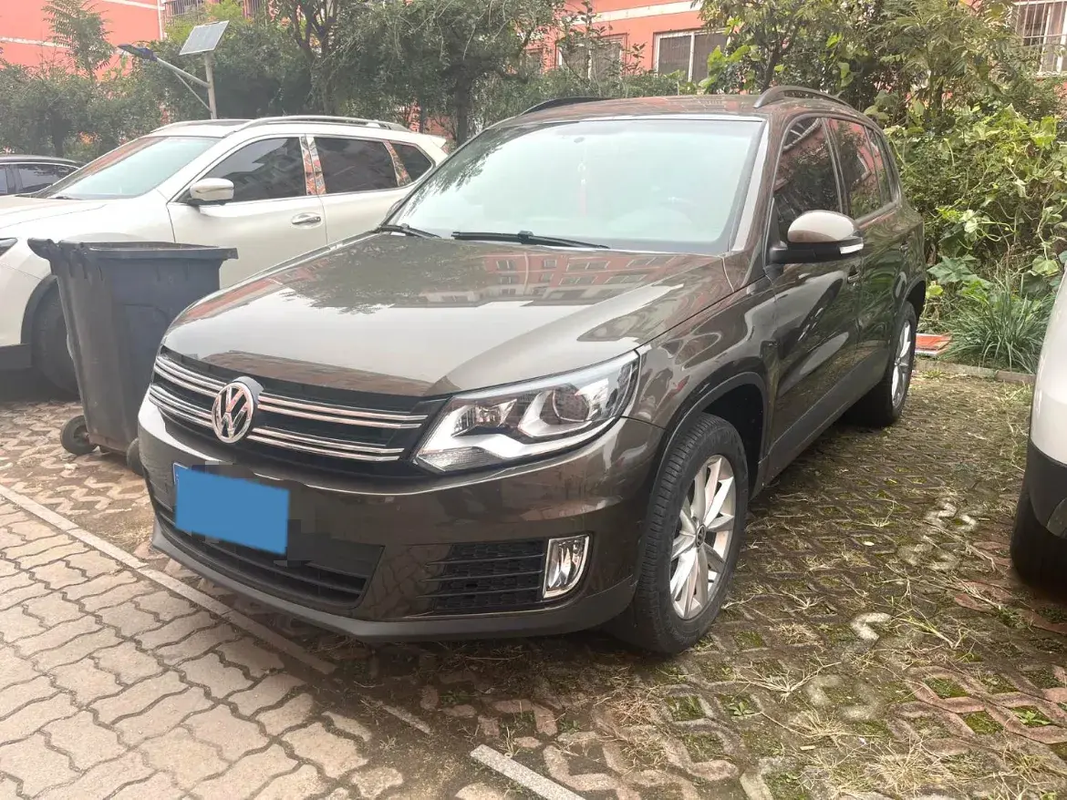 2017 VOLKSWAGEN TIGUAN view 1