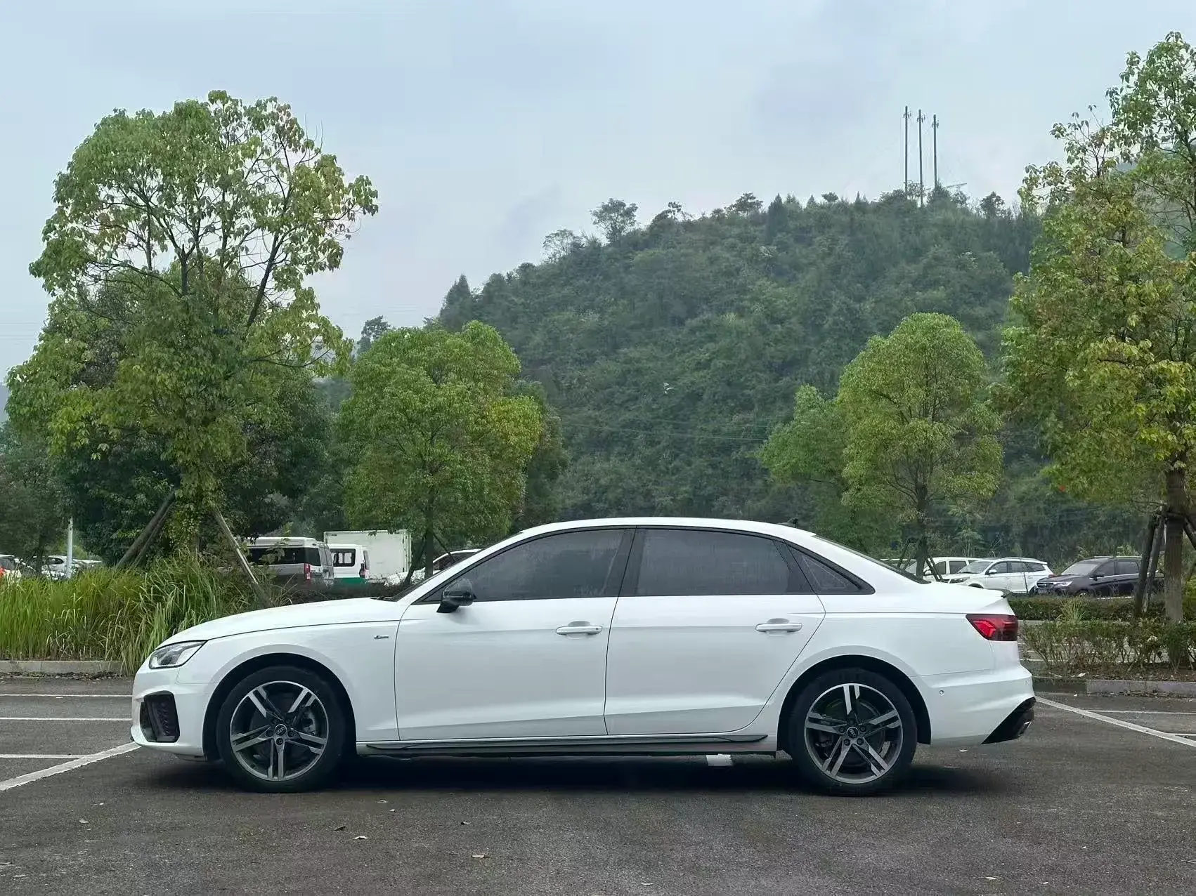 2023 AUDI A4L thumbnail 3