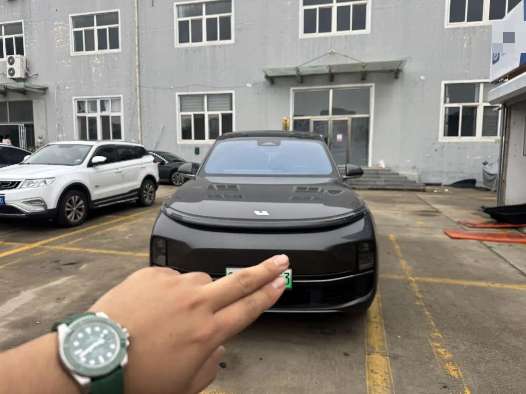 2023 LI L8 thumbnail 2