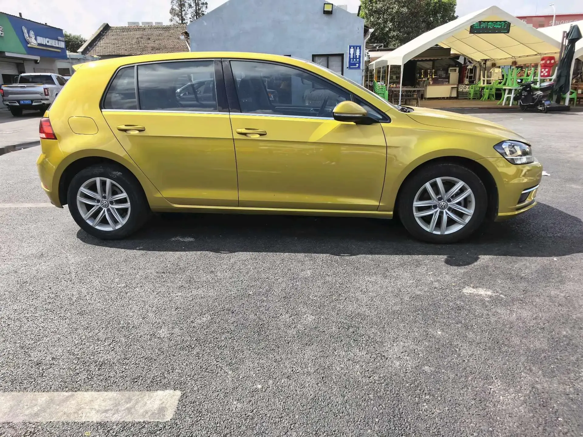 2018 VOLKSWAGEN GOLF thumbnail 3