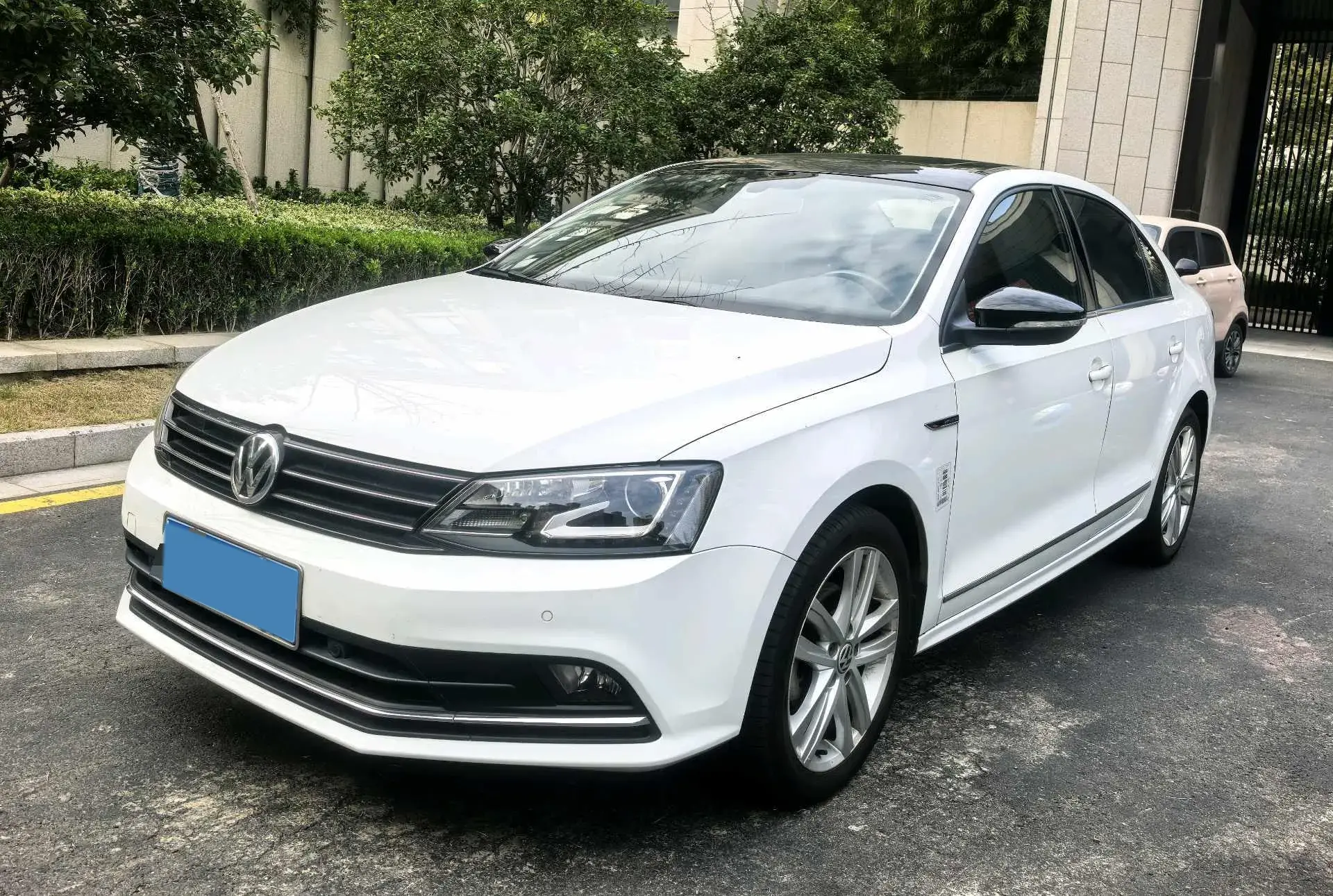 2018 VOLKSWAGEN SAGITAR view 1