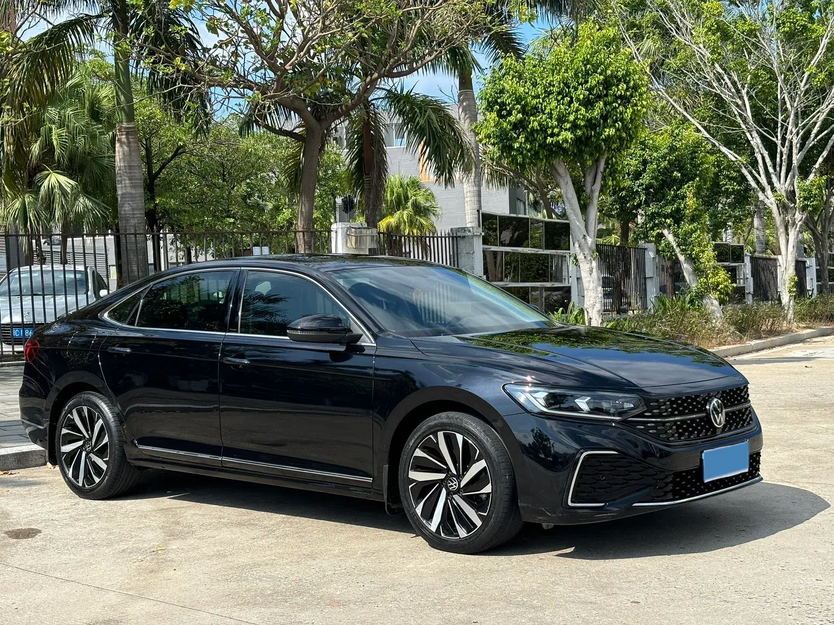 2022 VOLKSWAGEN PASSAT thumbnail 2