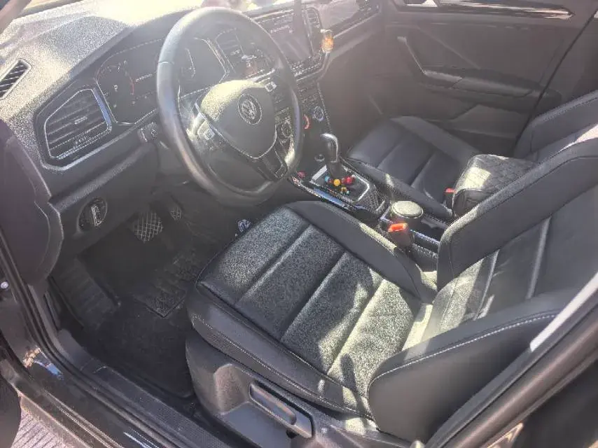 2019 VOLKSWAGEN T-ROC thumbnail 4