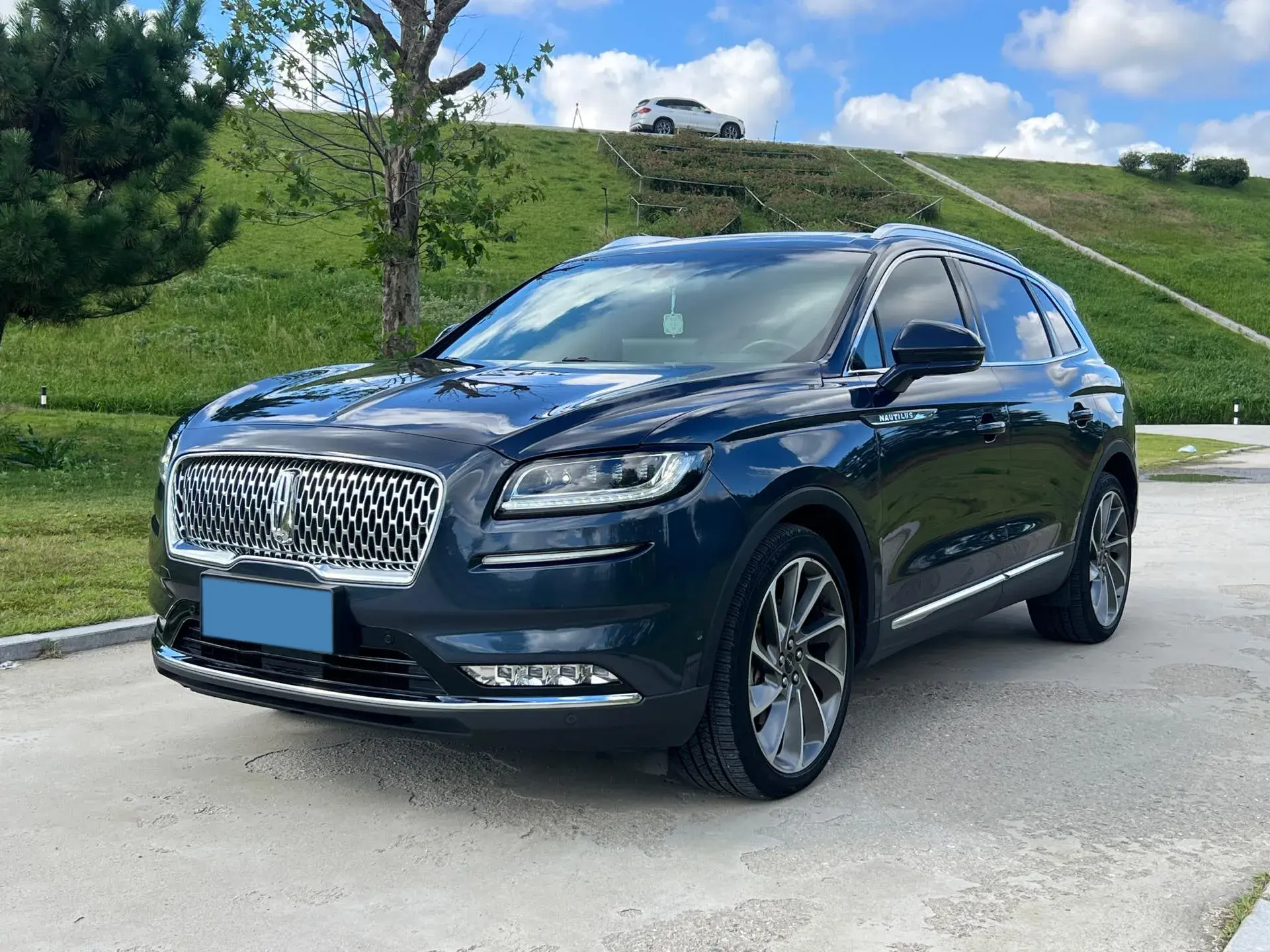 2021 LINCOLN NAUTILUS view 1