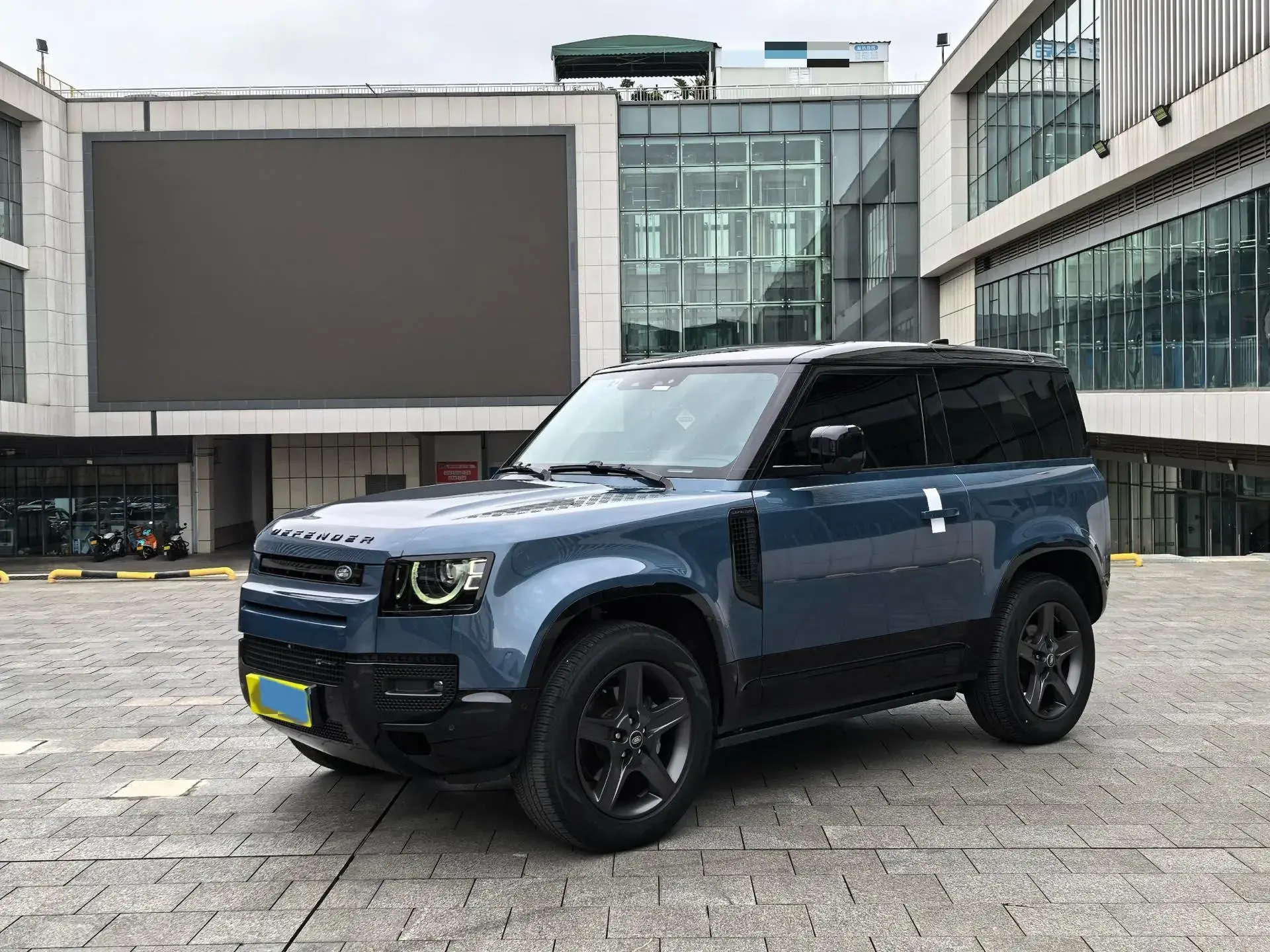 2022 LAND ROVER view 1