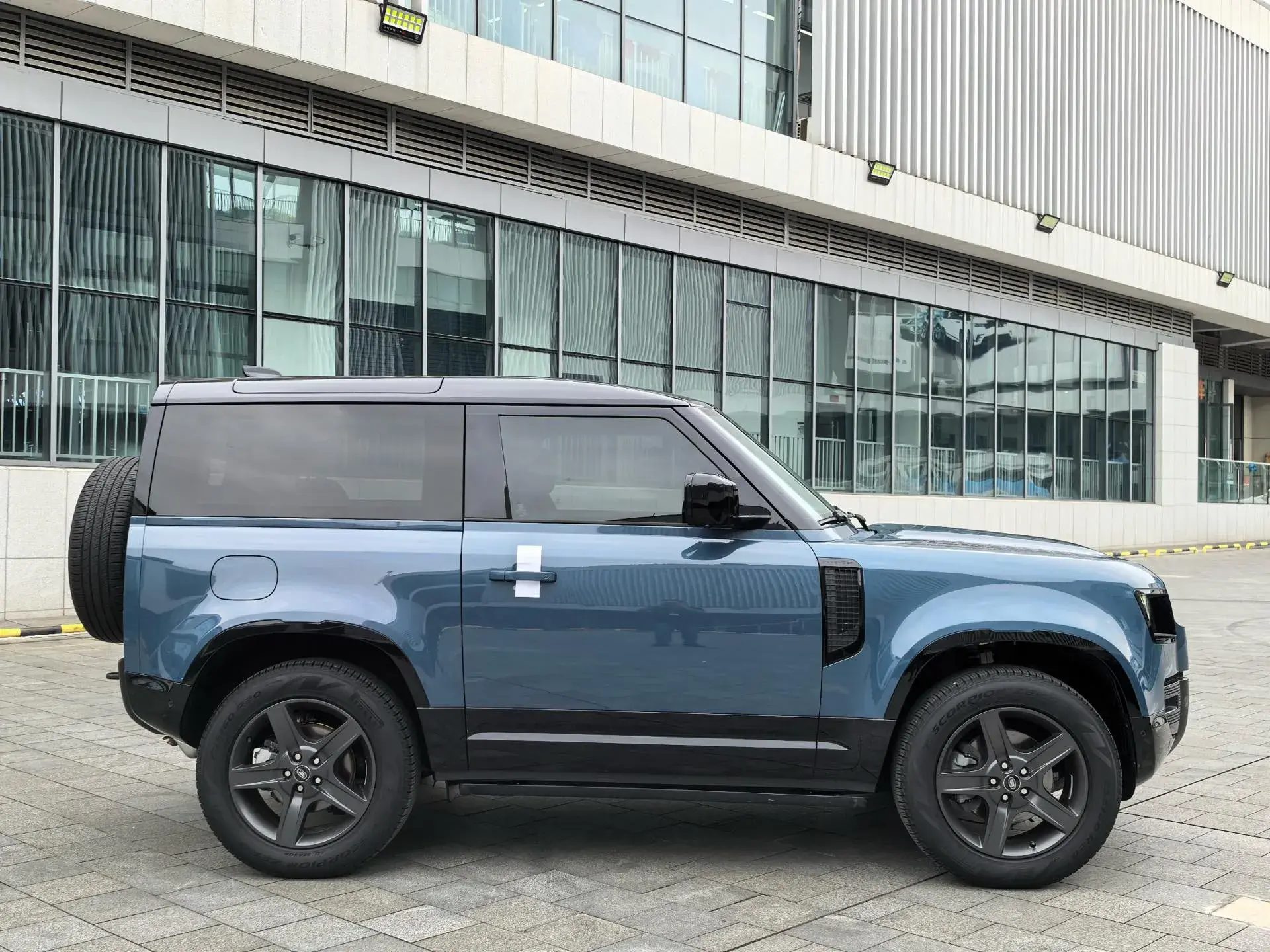 2022 LAND ROVER thumbnail 4