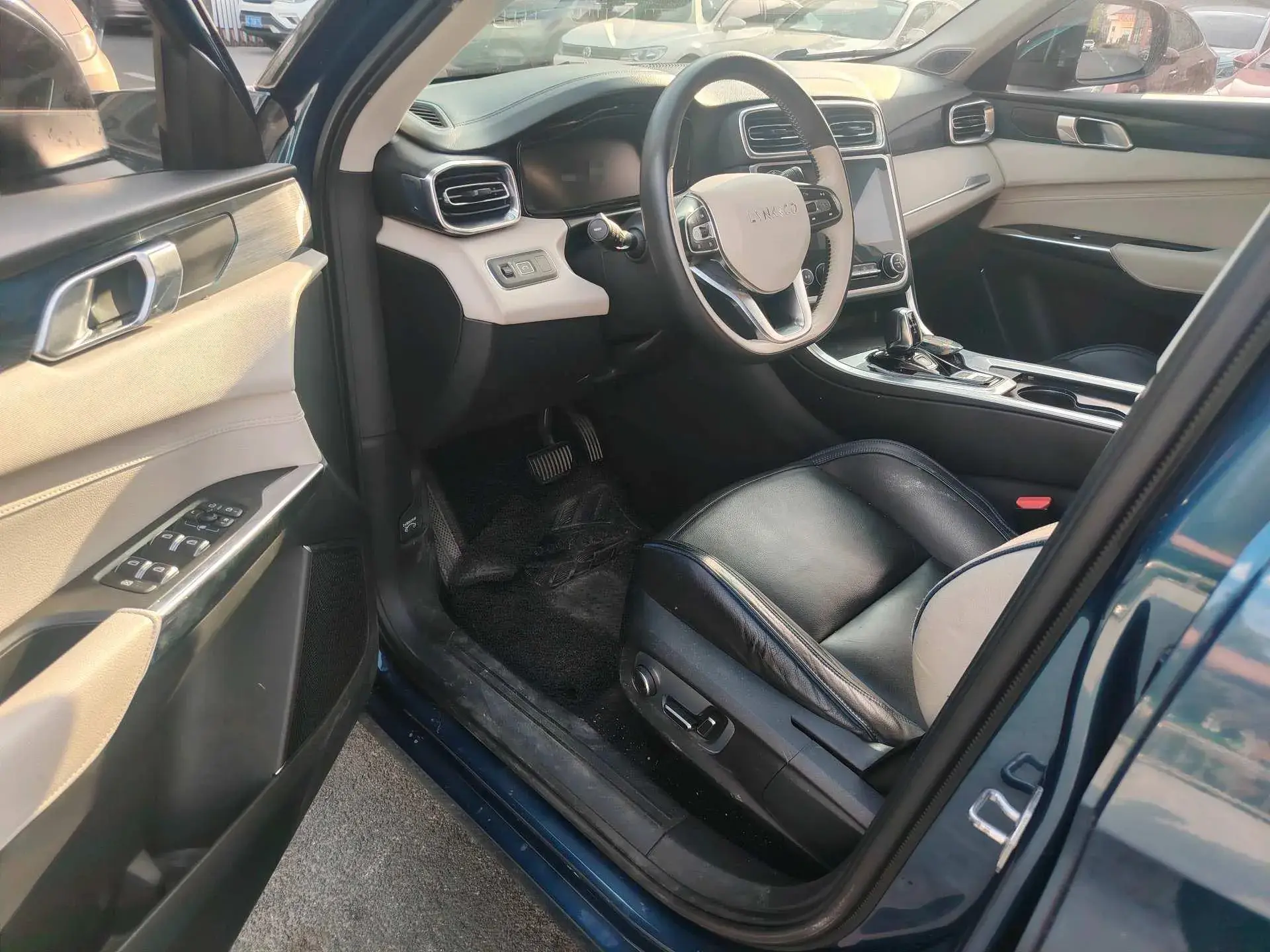 2017 LYNK&CO 01 thumbnail 4