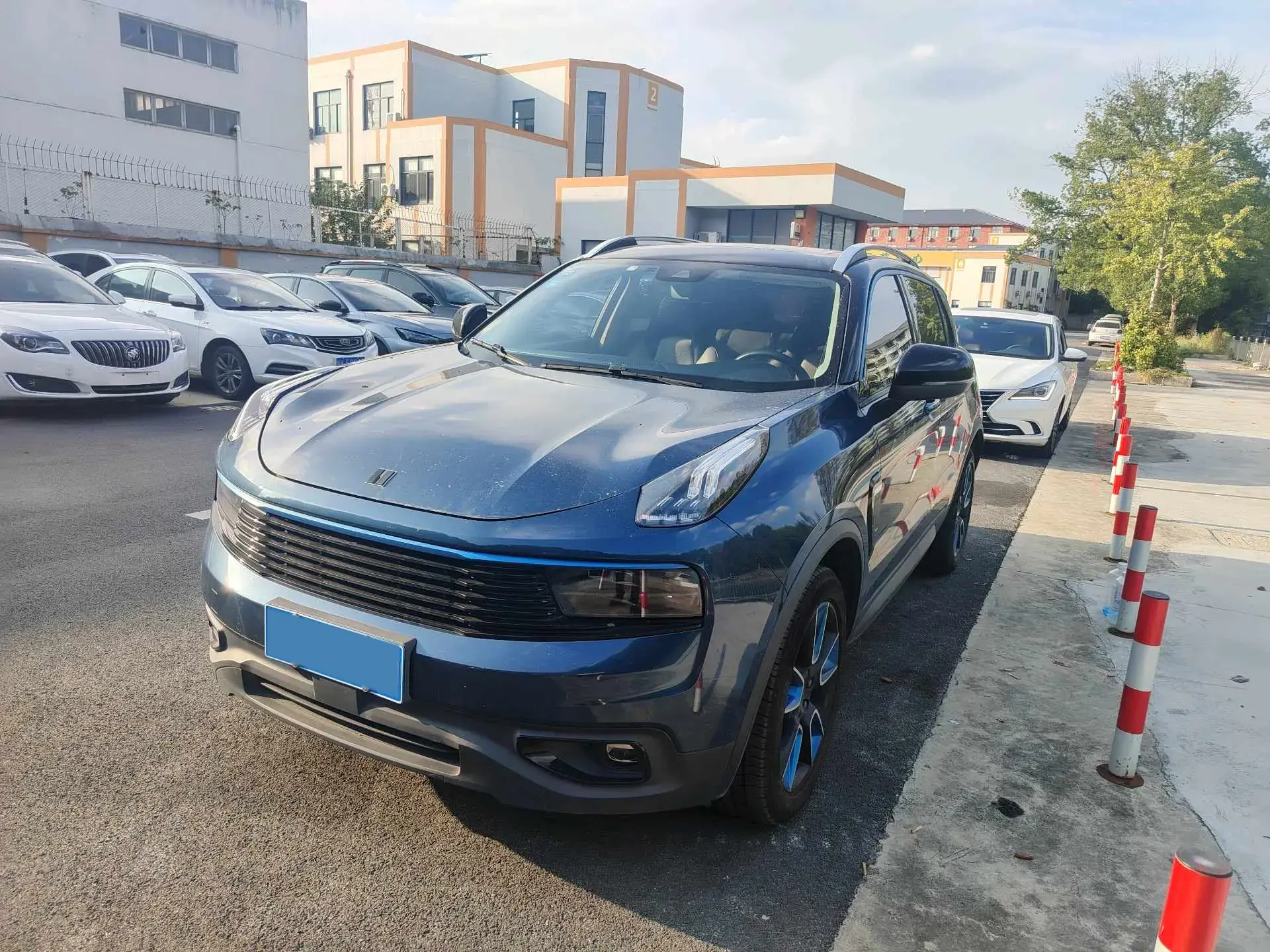 2017 LYNK&CO 01 view 1