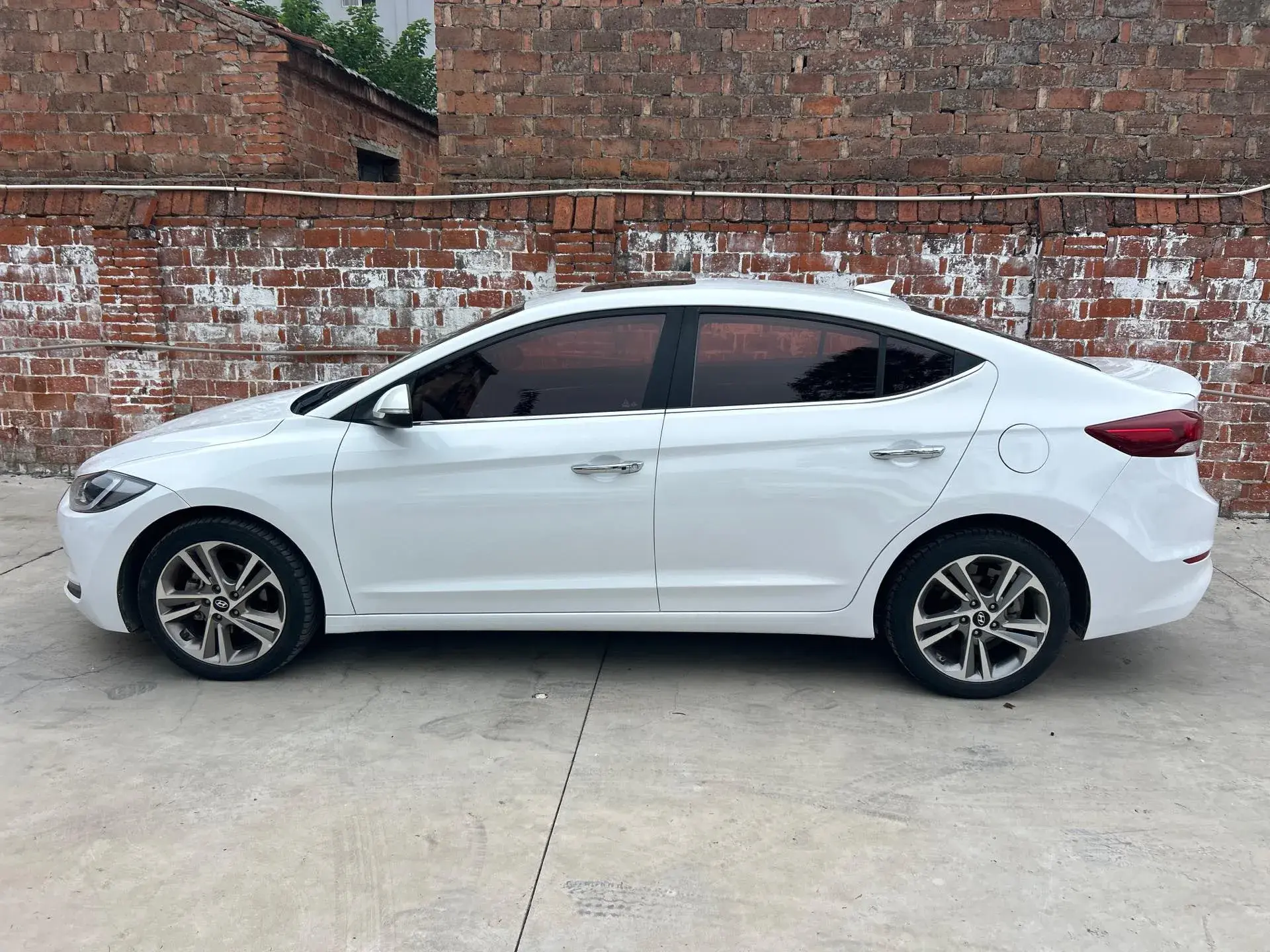 2016 HYUNDAI ELANTRA thumbnail 3