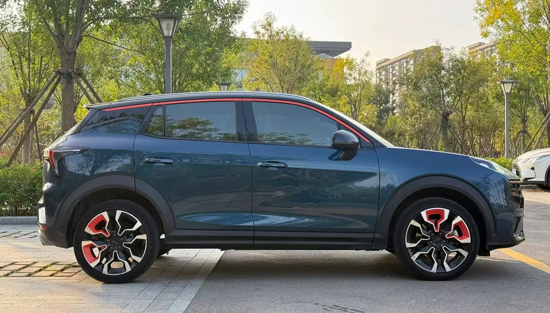 2020 LYNK&CO 06 thumbnail 4