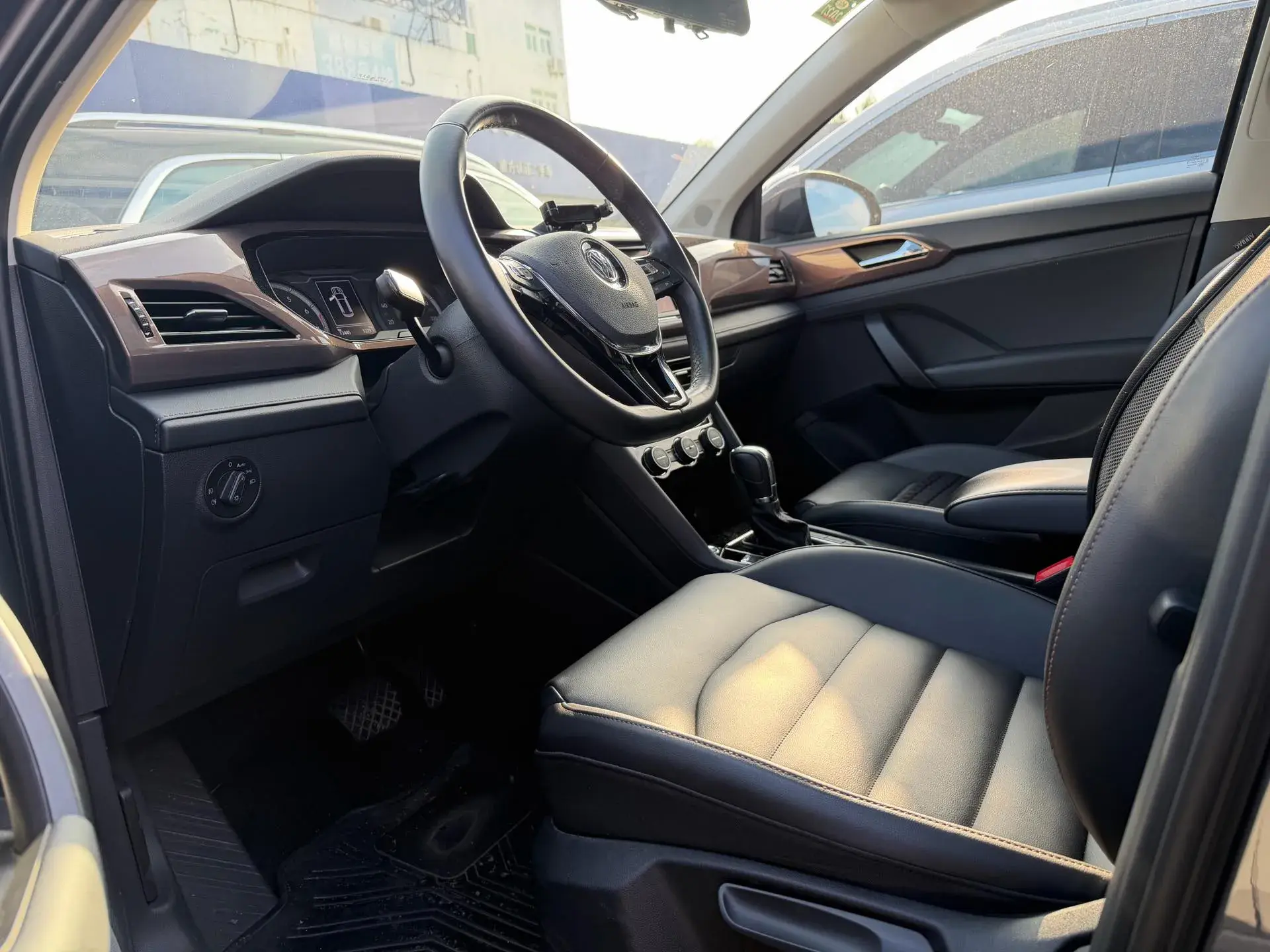 2019 VOLKSWAGEN THARU thumbnail 4