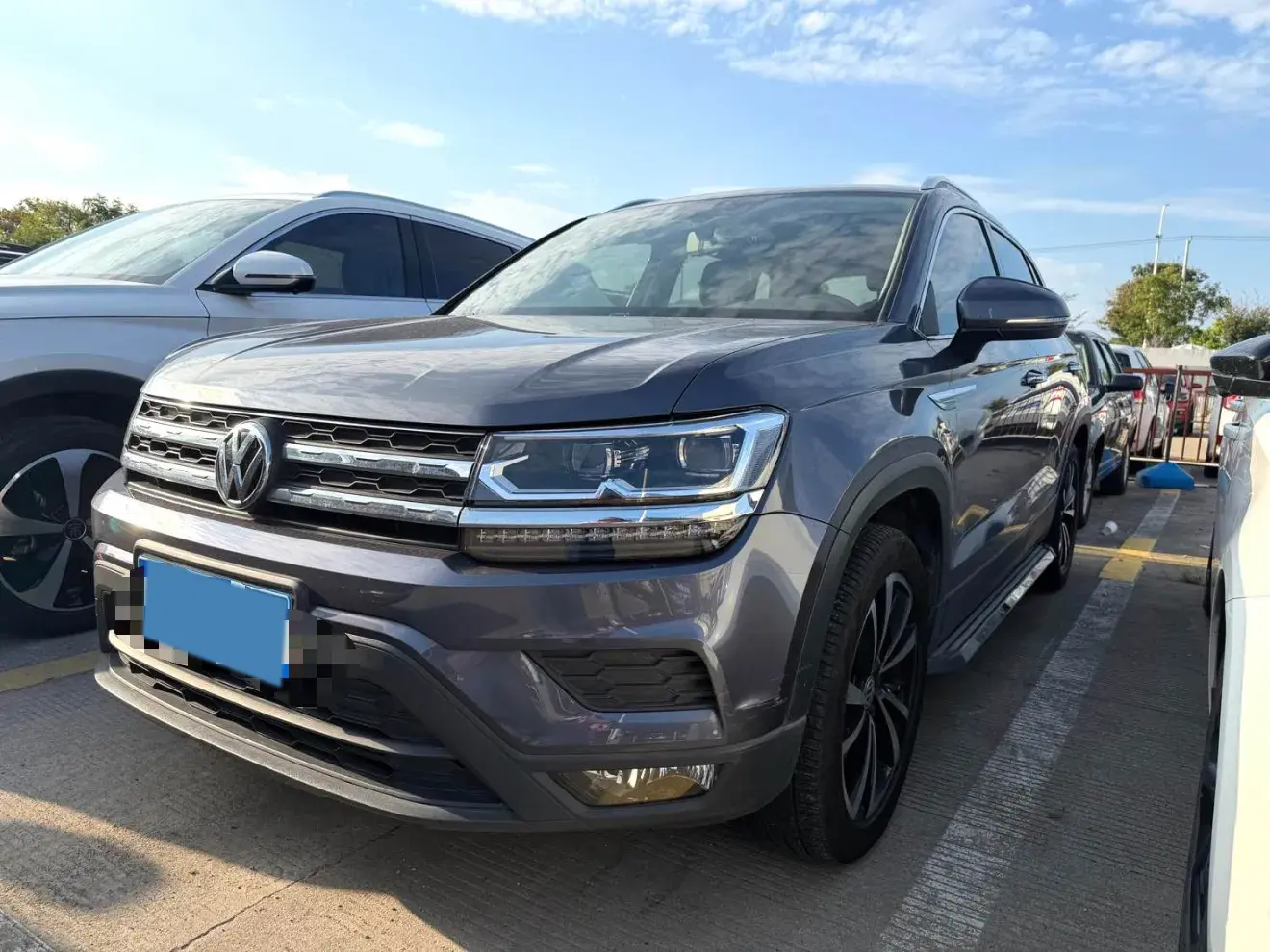 2019 VOLKSWAGEN THARU view 1