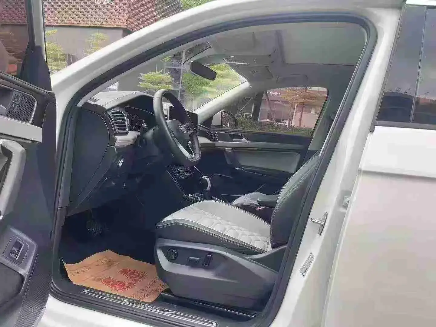 2023 VOLKSWAGEN TAYRON thumbnail 3