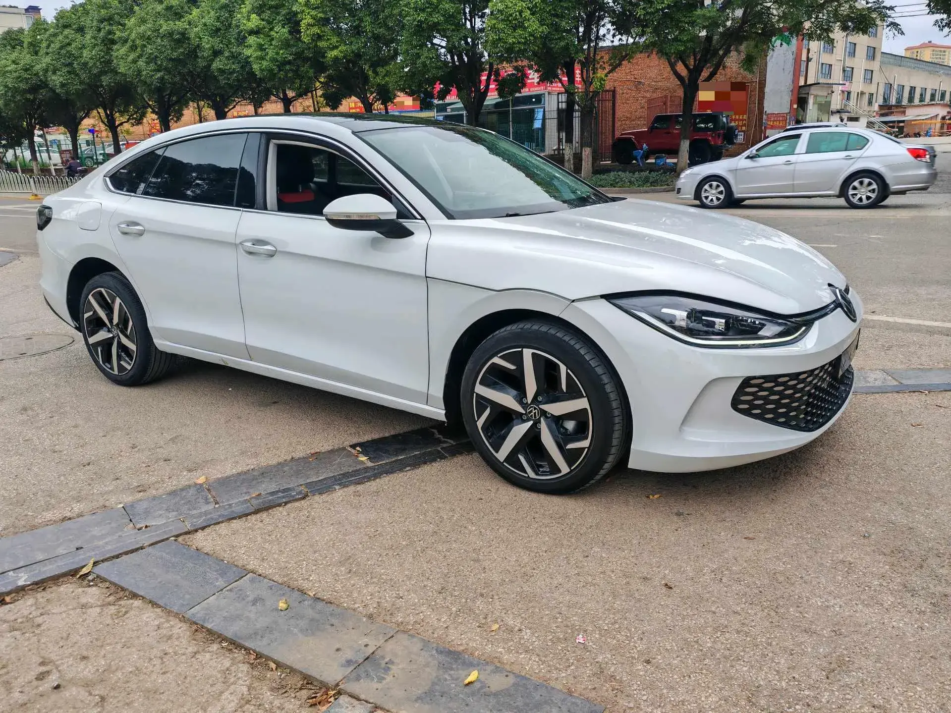 2024 VOLKSWAGEN LAMANDO thumbnail 3