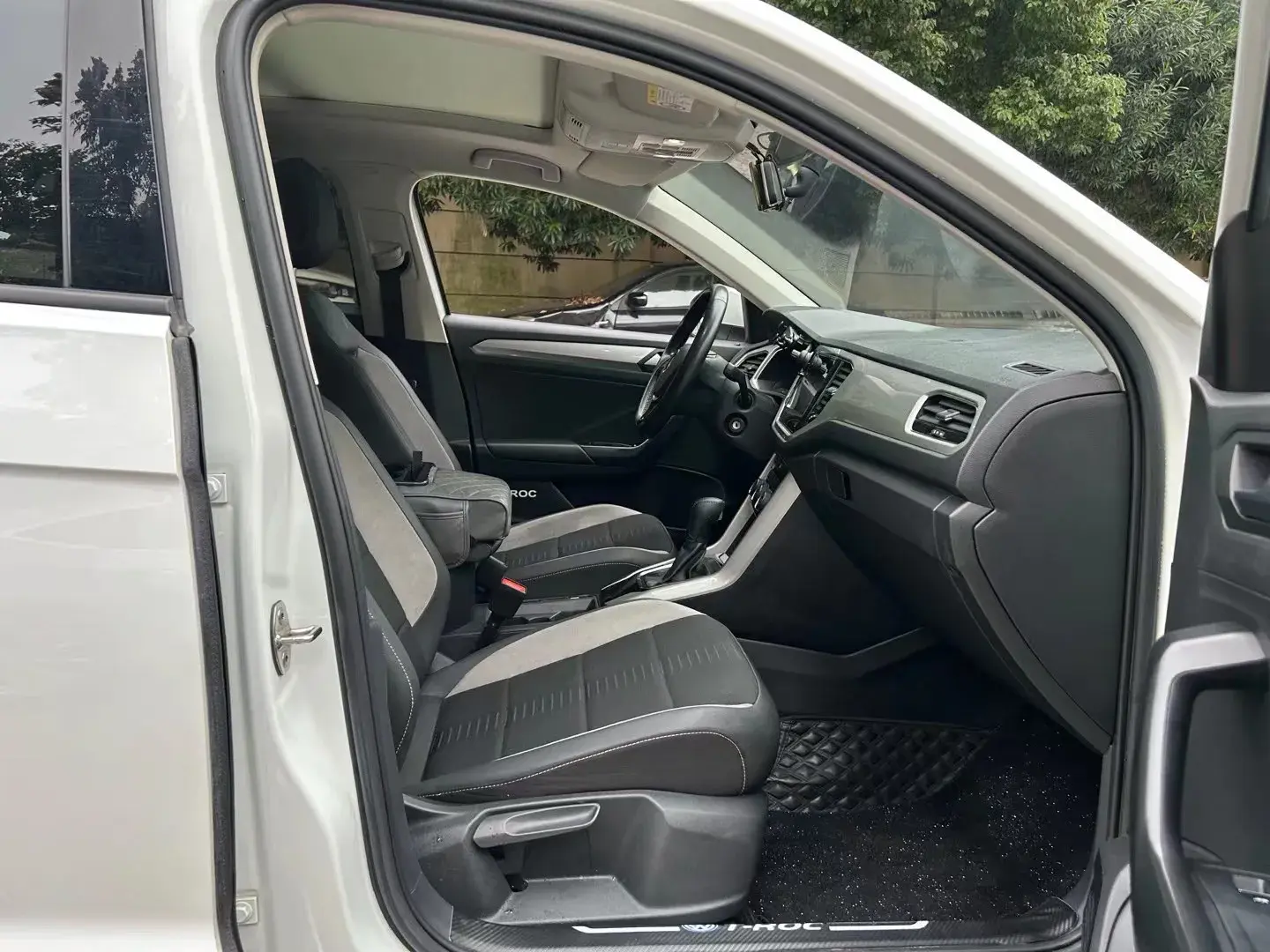 2021 VOLKSWAGEN T-ROC thumbnail 4