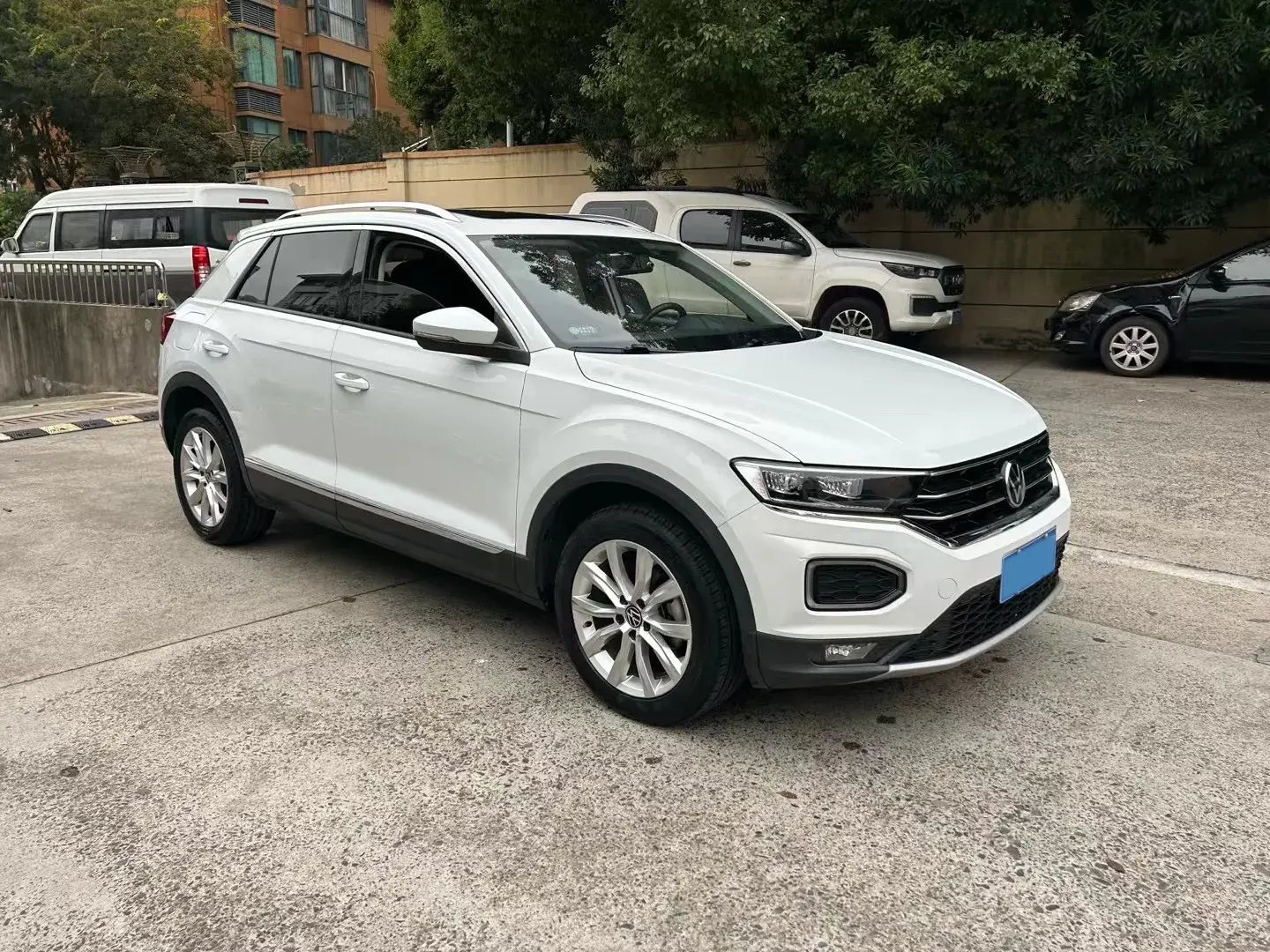 2021 VOLKSWAGEN T-ROC thumbnail 3