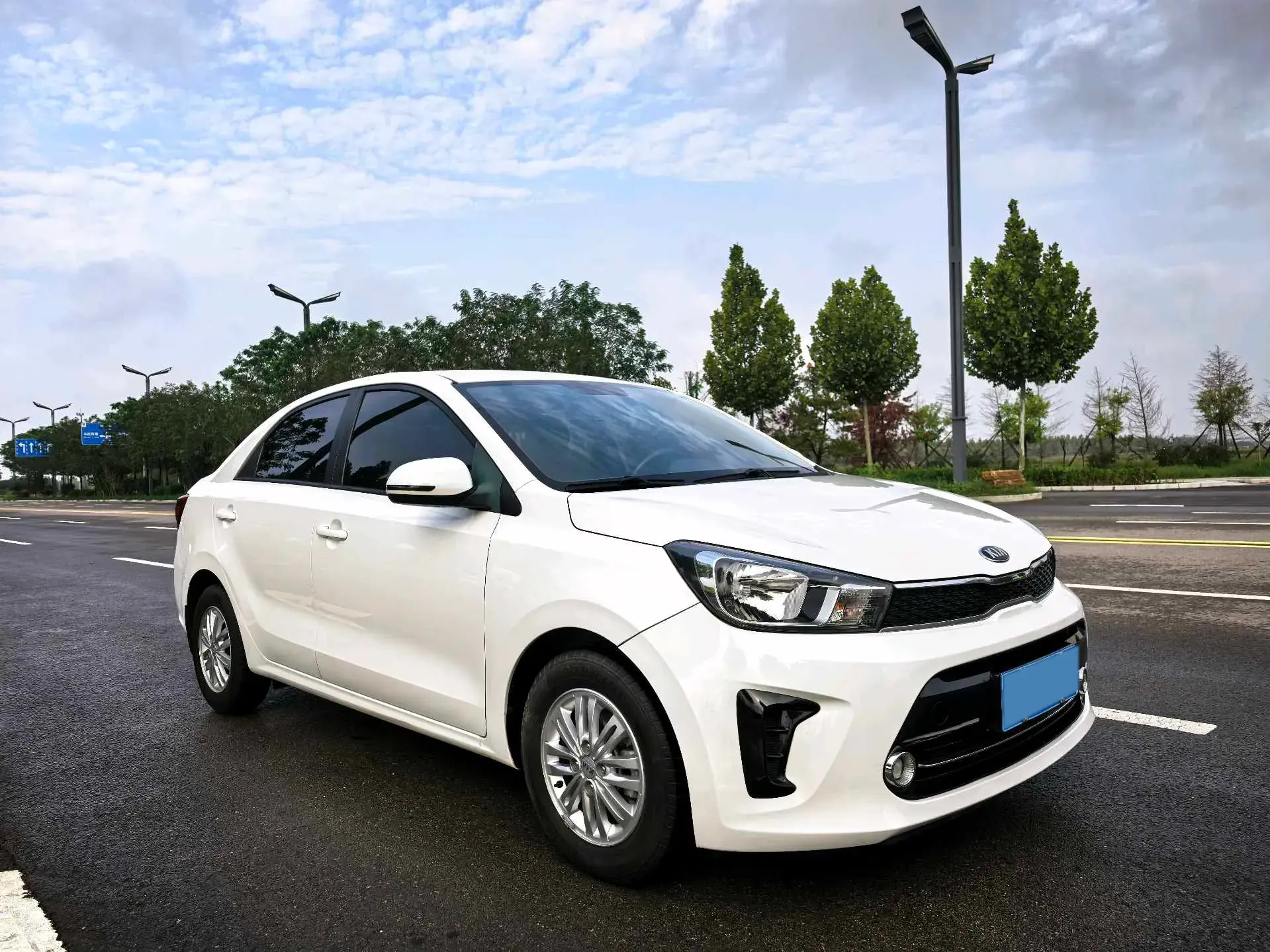 2017 KIA PEGAS thumbnail 3