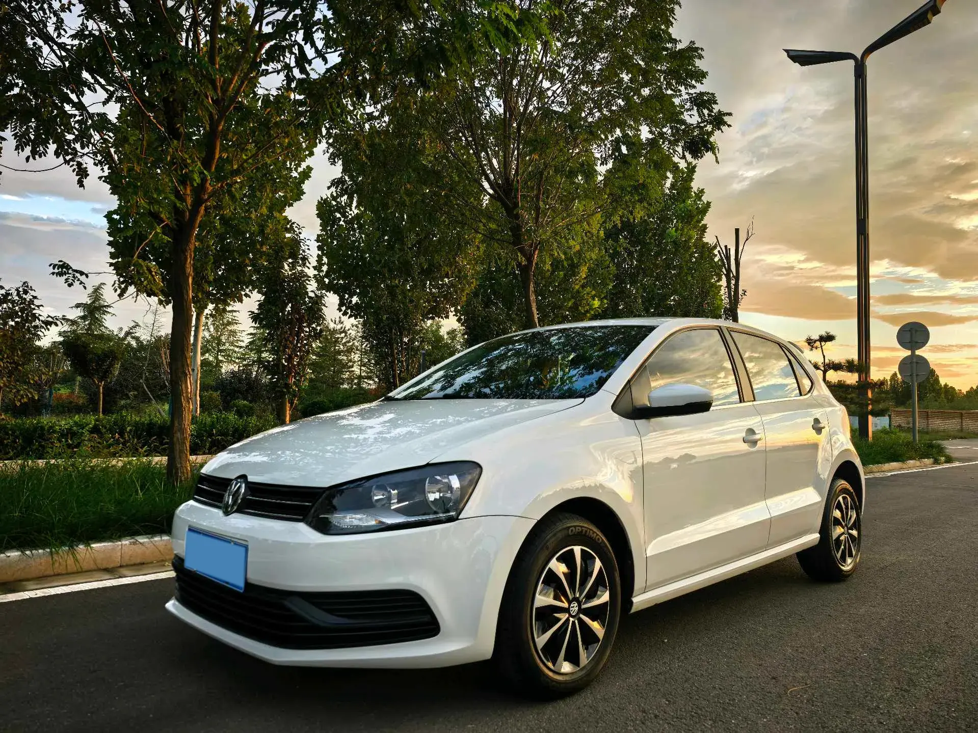 2016 VOLKSWAGEN POLO view 1