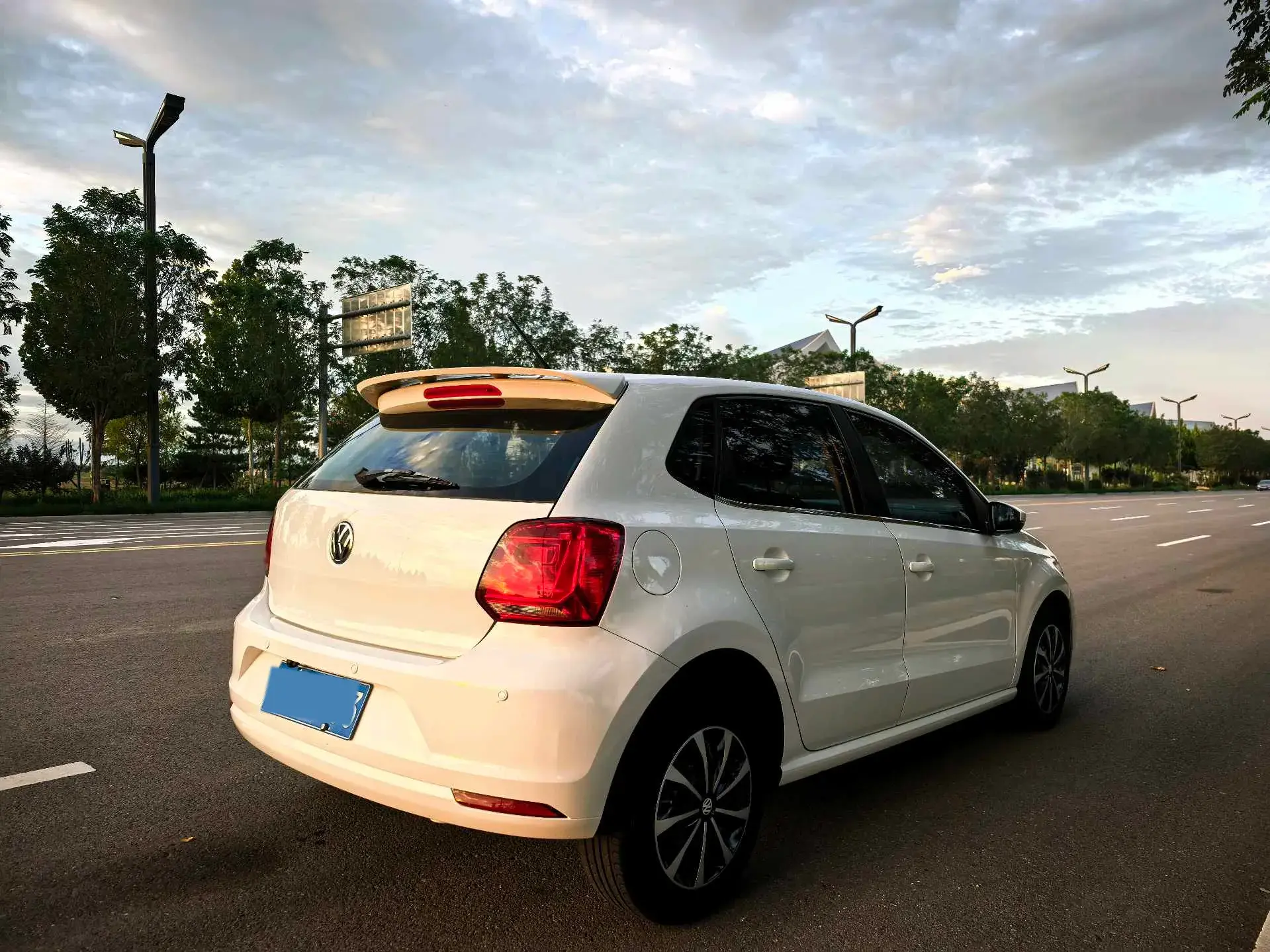 2016 VOLKSWAGEN POLO thumbnail 4