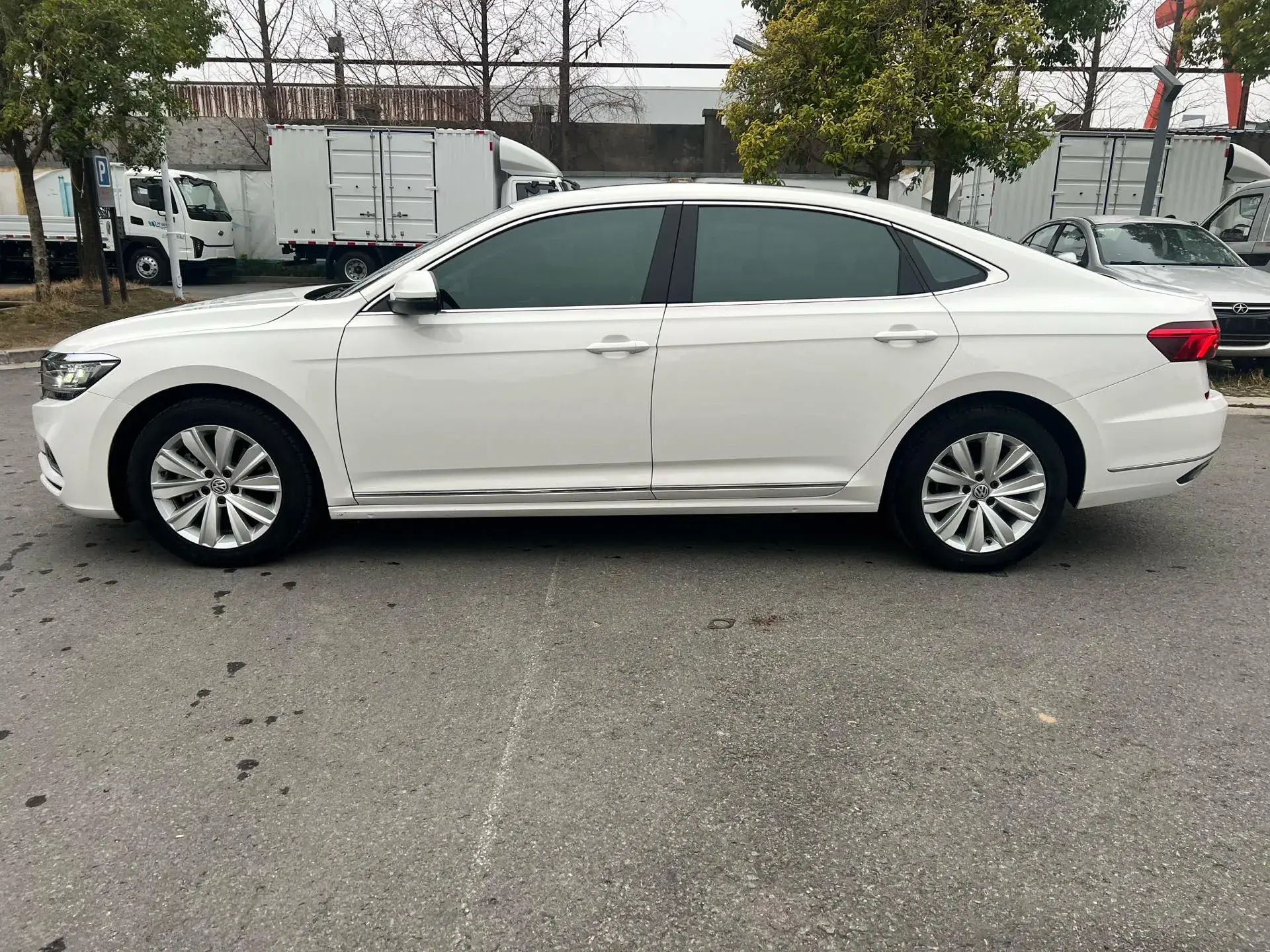 2019 VOLKSWAGEN PASSAT thumbnail 3