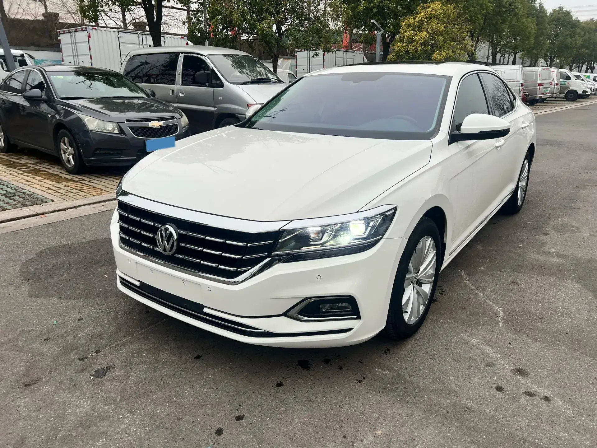 2019 VOLKSWAGEN PASSAT view 1
