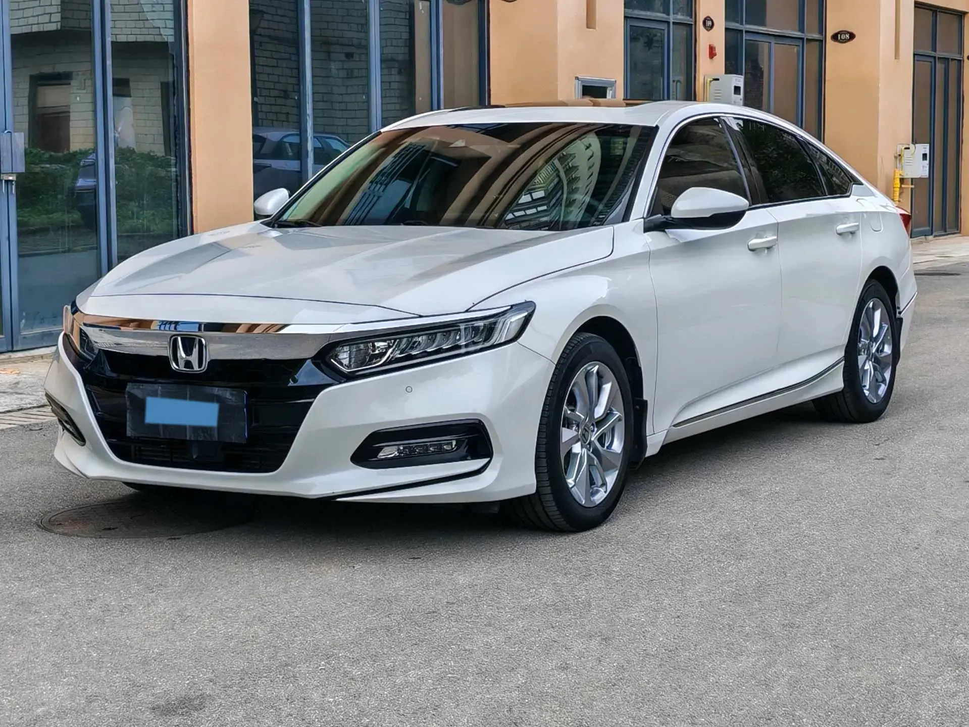 2018 HONDA ACCORD view 1
