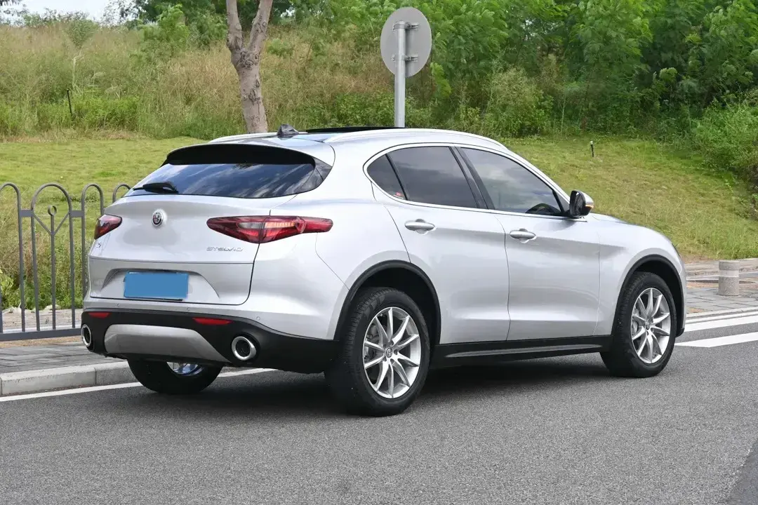 2017 ALFA ROMEO thumbnail 3