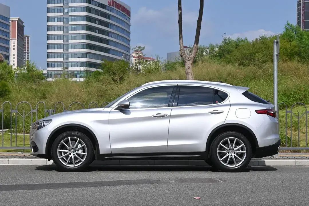 2017 ALFA ROMEO thumbnail 2