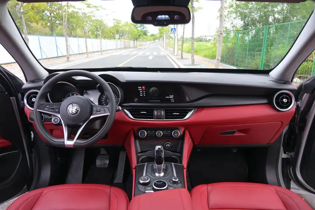 2017 ALFA ROMEO thumbnail 4