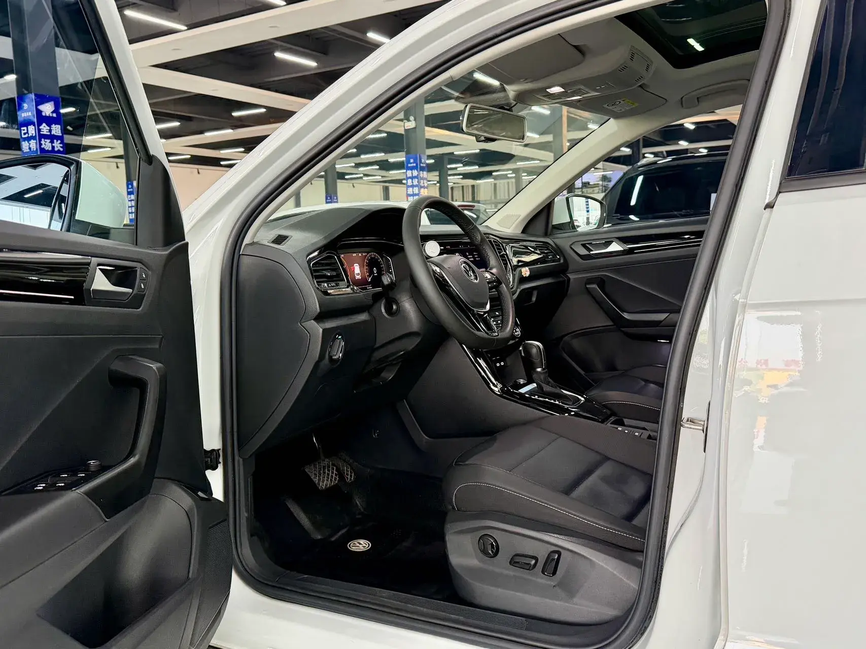 2022 VOLKSWAGEN T-ROC thumbnail 4