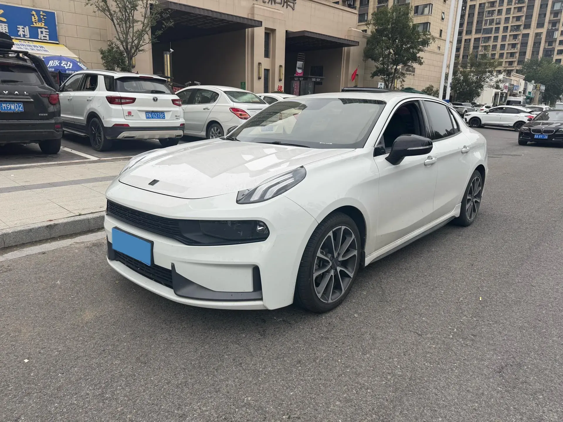 2018 LYNK&CO 03 view 1