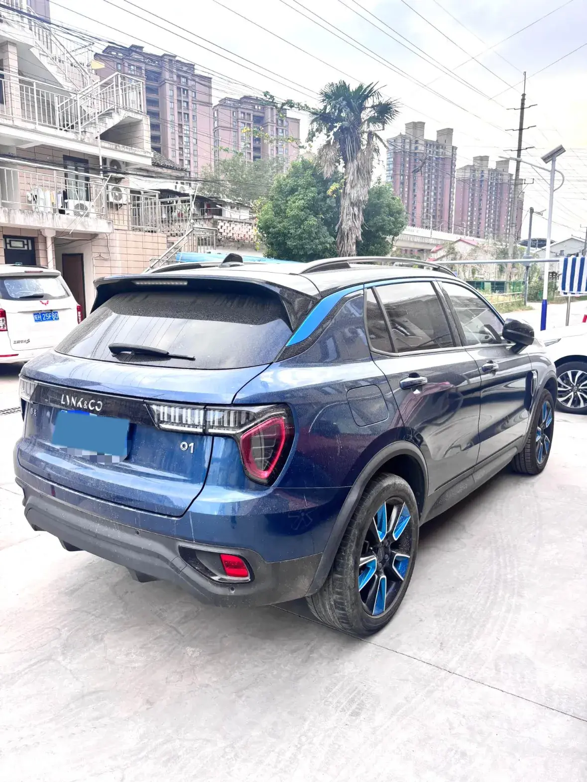 2017 LYNK&CO 01 thumbnail 4