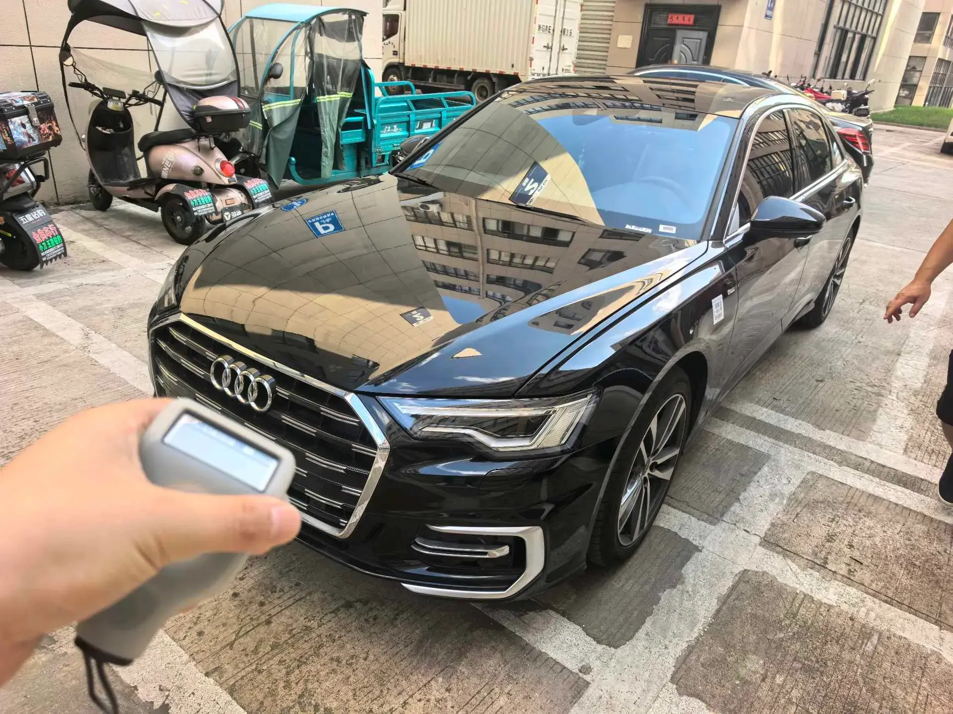 2025 AUDI A6L view 1