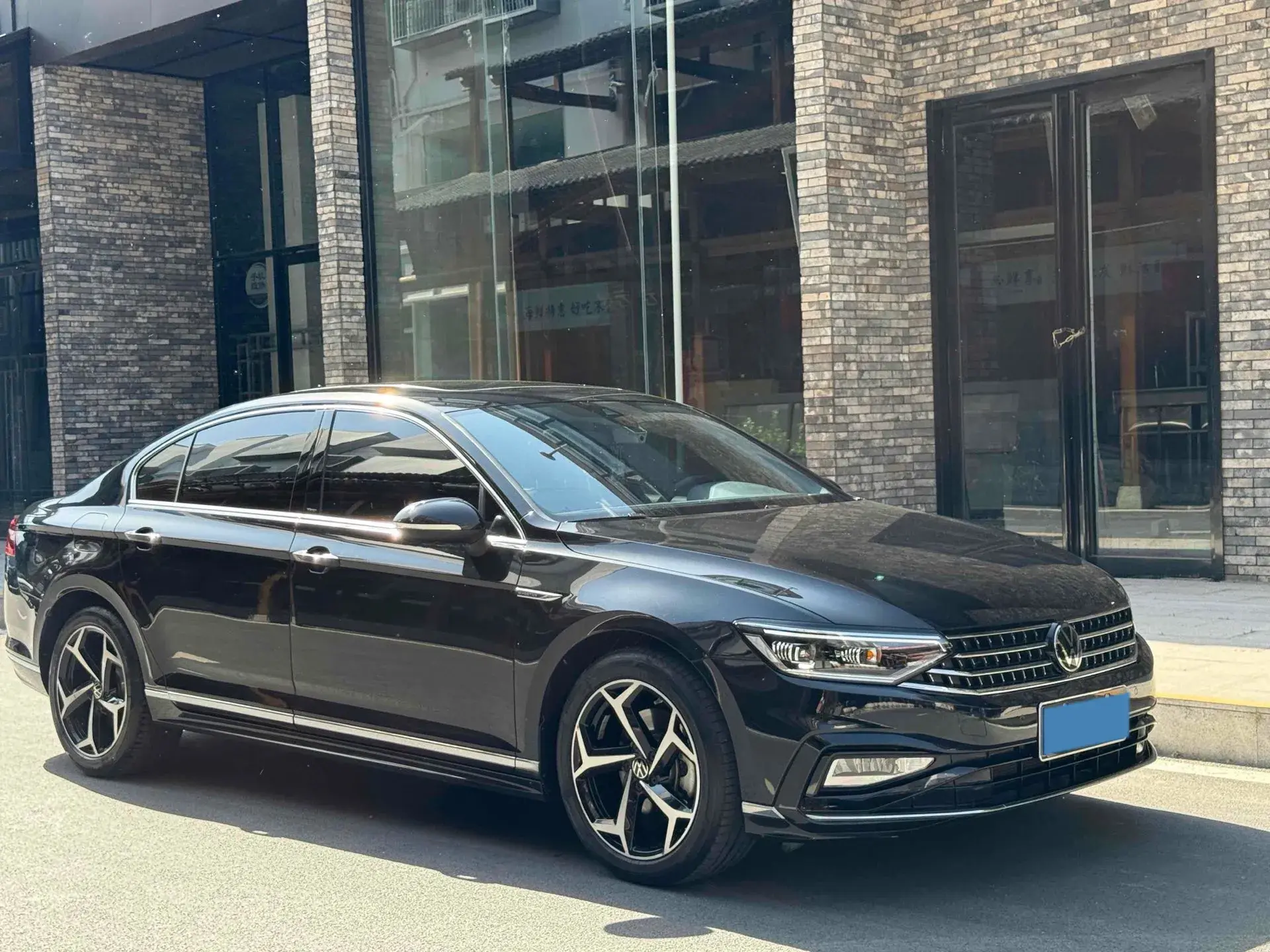 2023 VOLKSWAGEN MAGOTAN thumbnail 3