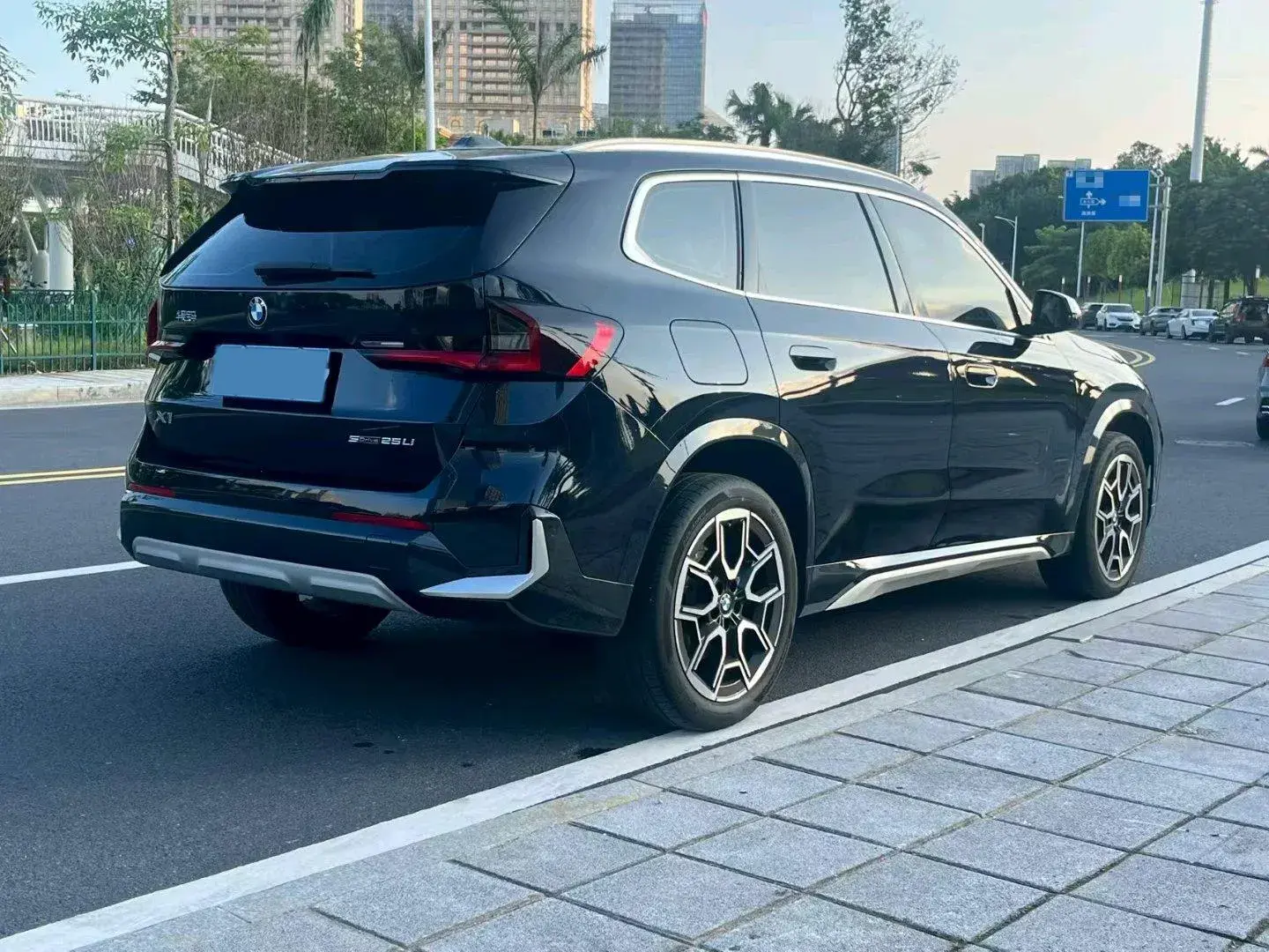 2023 BMW X1 thumbnail 4