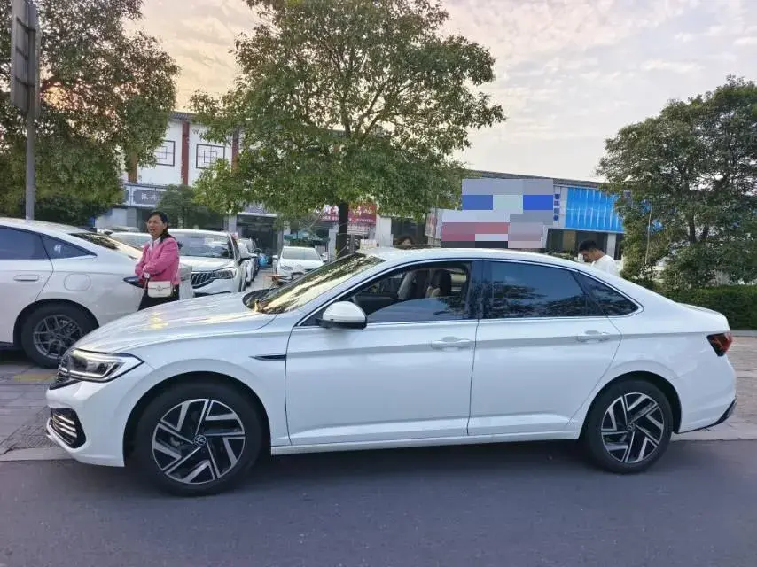 2024 VOLKSWAGEN SAGITAR thumbnail 3