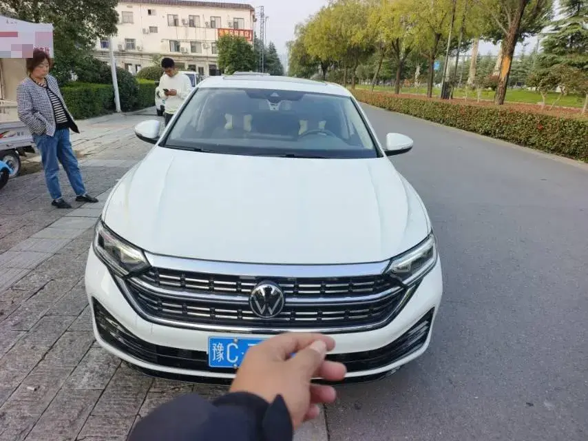 2024 VOLKSWAGEN SAGITAR thumbnail 2