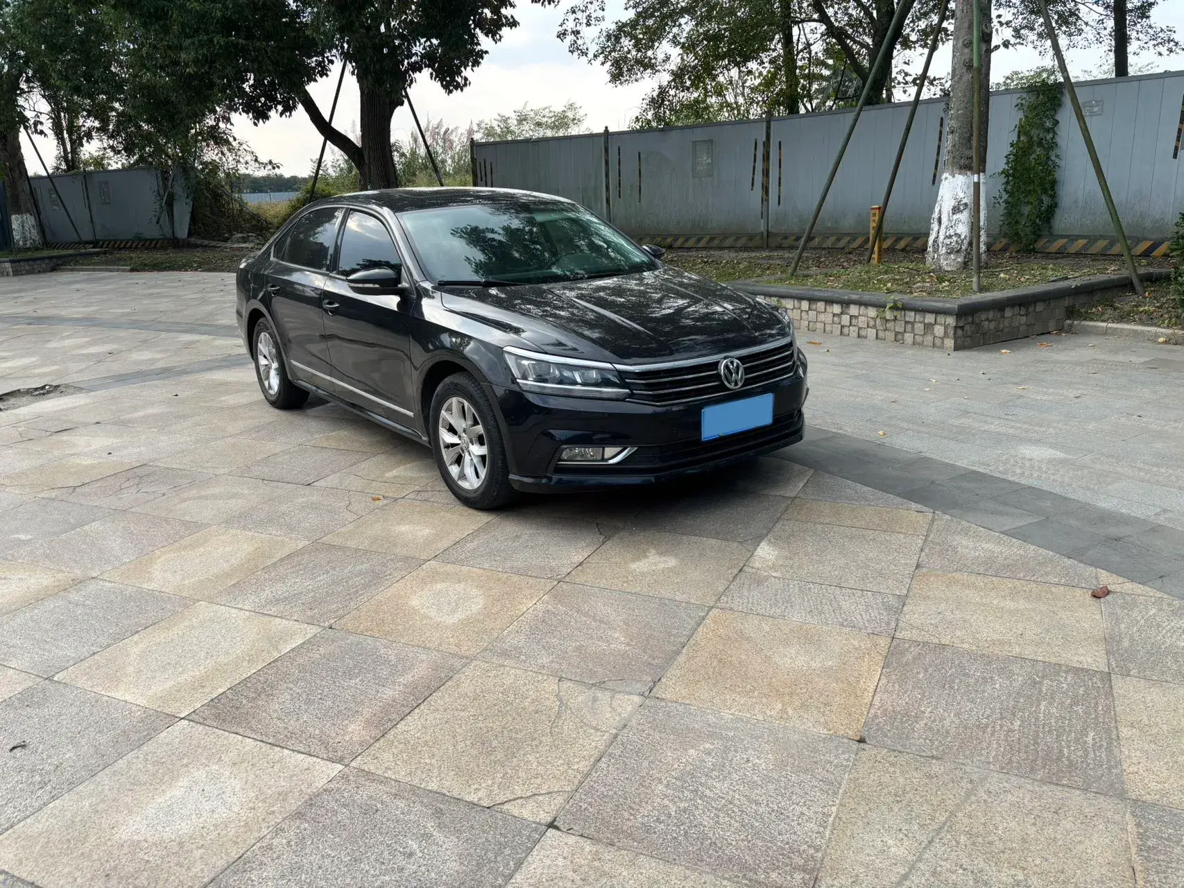 2017 VOLKSWAGEN PASSAT thumbnail 2