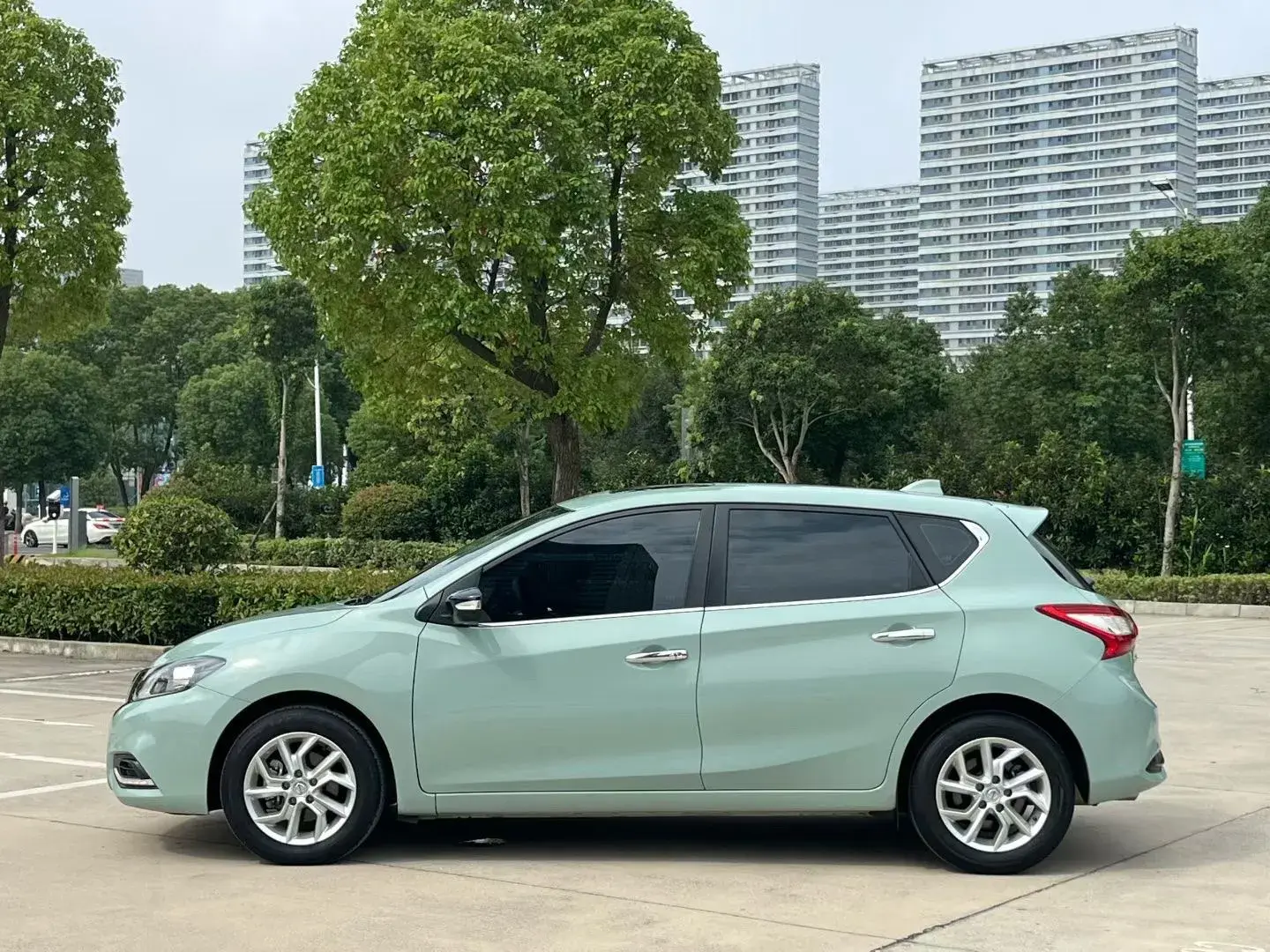 2023 NISSAN TIIDA thumbnail 3