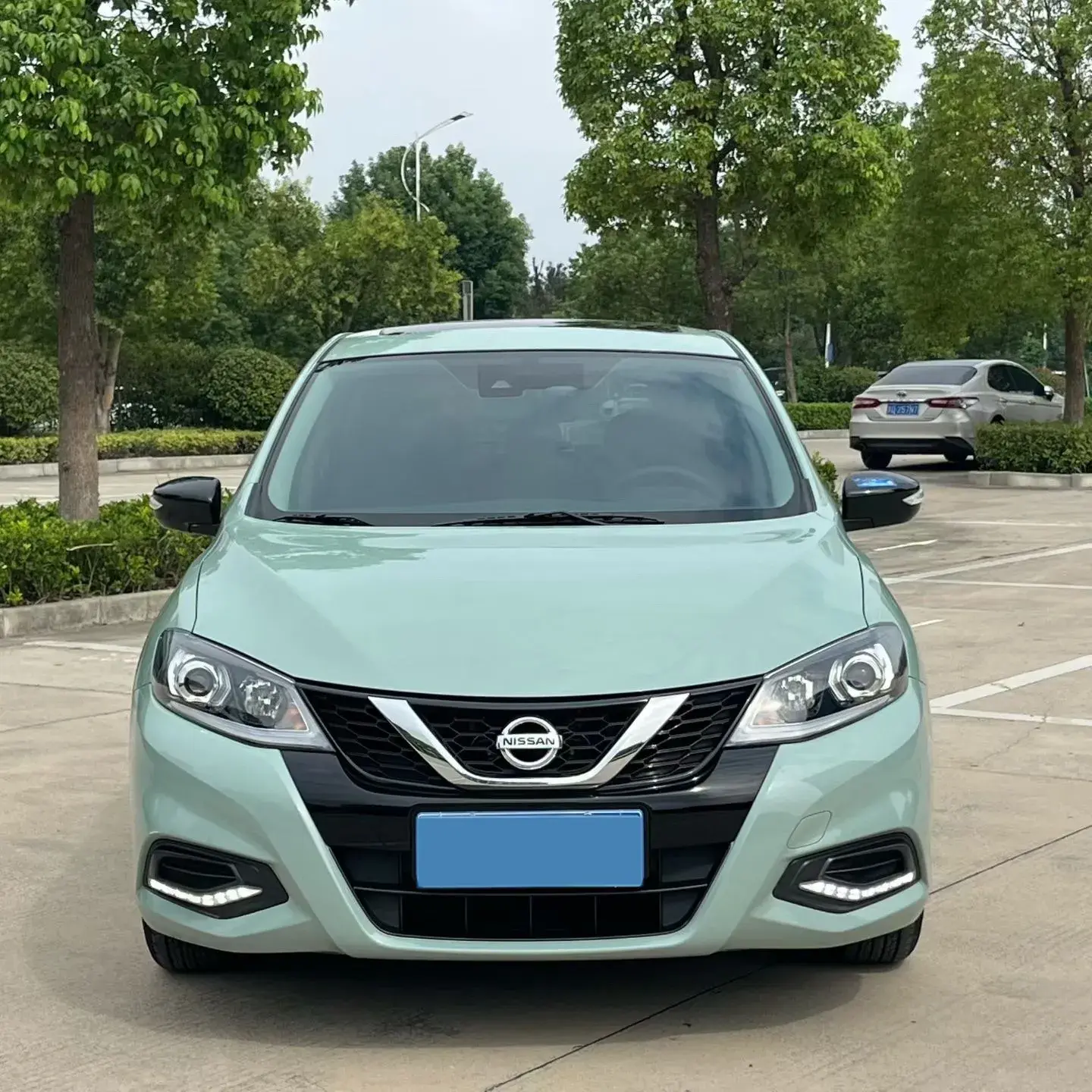 2023 NISSAN TIIDA thumbnail 2