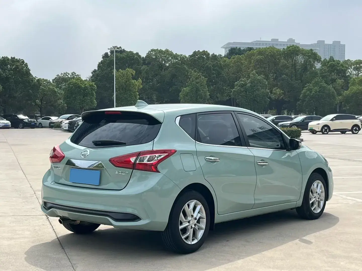 2023 NISSAN TIIDA thumbnail 4