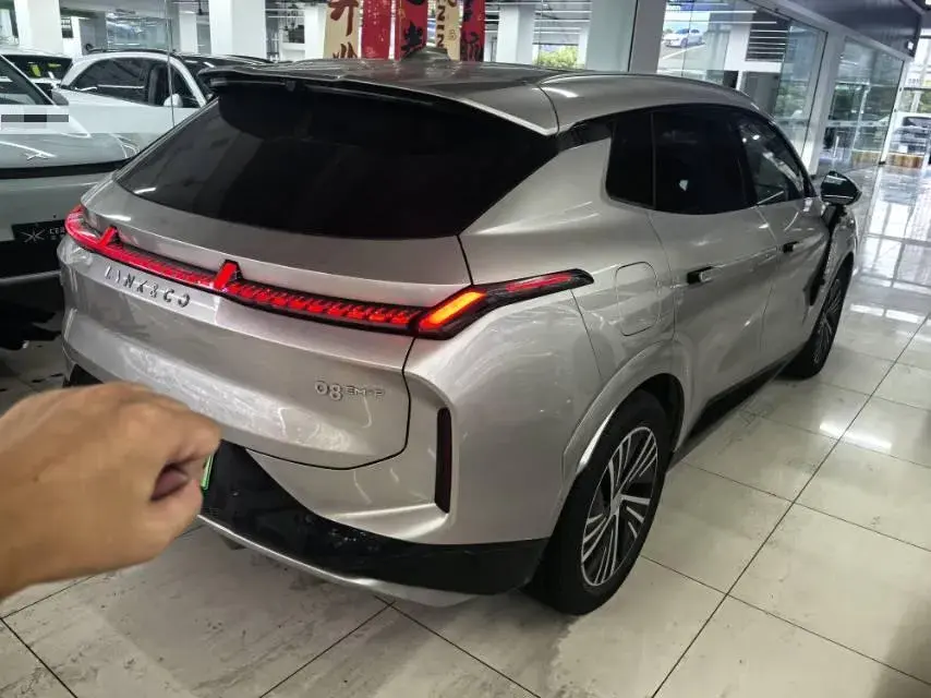 2025 LYNK&CO 08 thumbnail 2