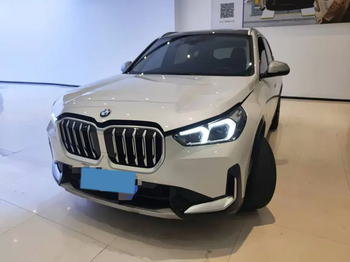 2023 BMW X1 view 1