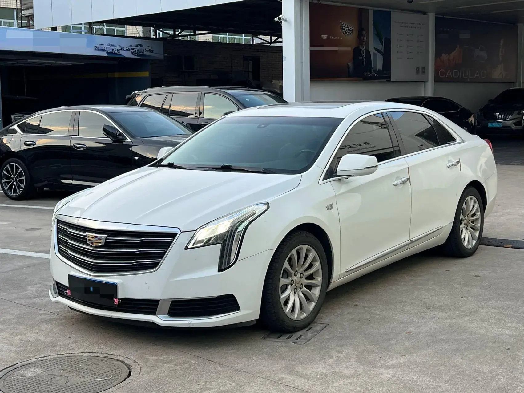 2018 CADILLAC XTS view 1