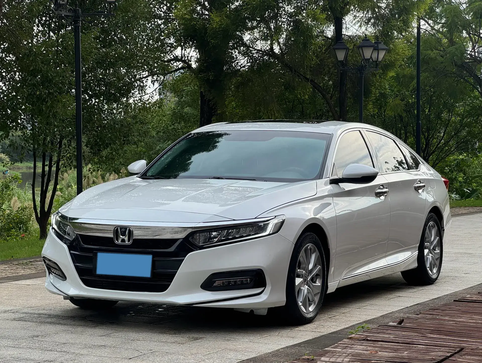 2018 HONDA ACCORD view 1