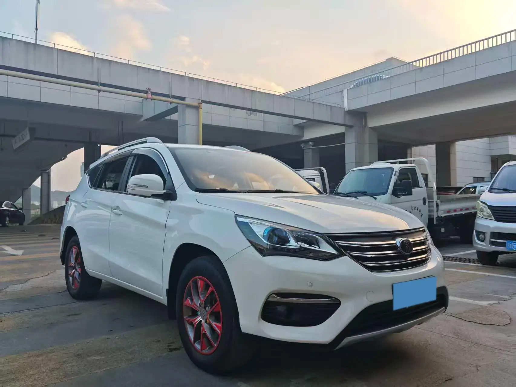 2017 BYD SONG thumbnail 3